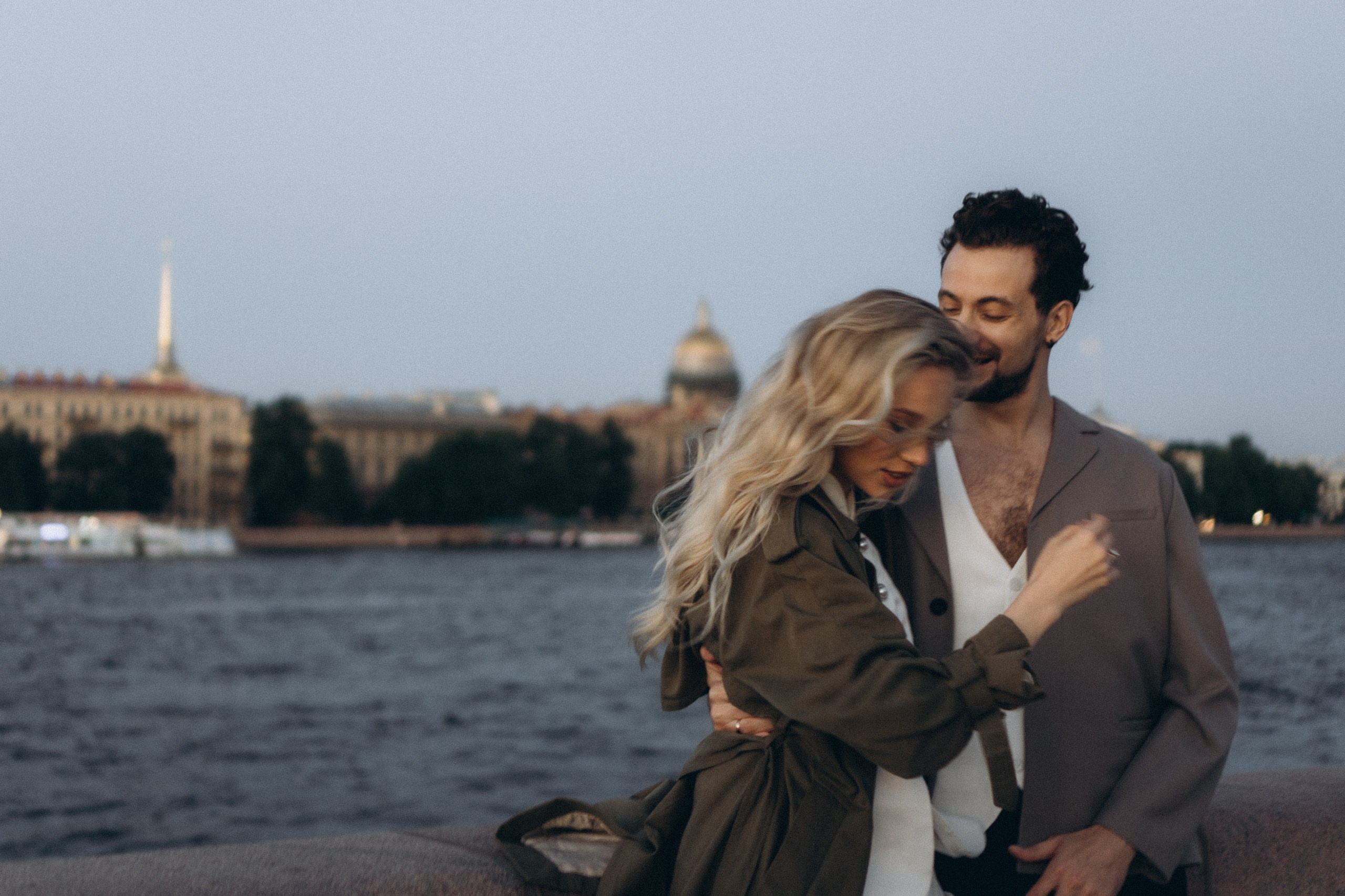 СВАДЕБНАЯ СЬЕМКА ПАРЫ НА РАССВЕТЕ В БЕЛЫЕ НОЧИ И ПРОГУЛКА С РАЗВОДНЫМИ МОСТАМИ И ПИКНИК ВОЗЛЕ ИСАКИЕВСКОГО СОБОРА. Профессиональный фотограф, Санкт-Петербург — Виктория Богомолова