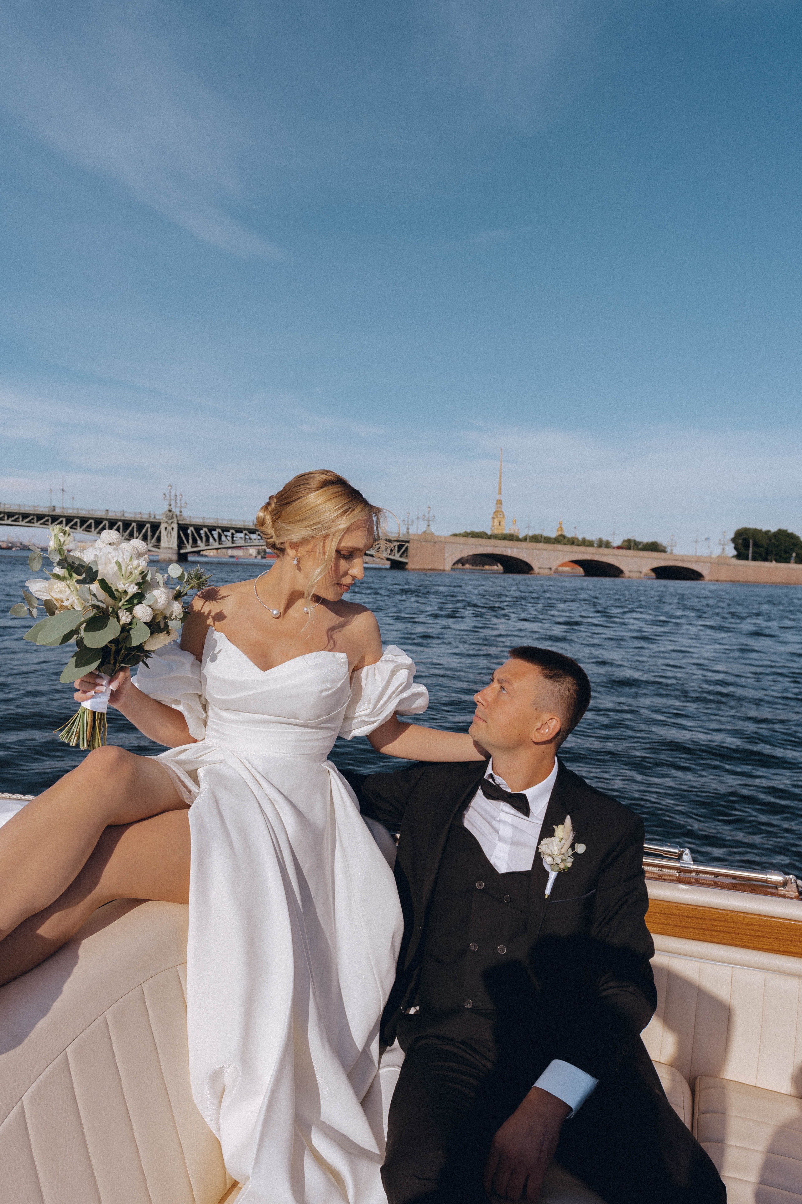 СВАДЕНБНАЯ СЬЕМКА НА КАТЕРЕ ПО КАНАЛАМ САНКТ-ПЕТЕРБУРГА И В АКВАТОРИИ НЕВЫ. Профессиональный фотограф, Санкт-Петербург — Виктория Богомолова