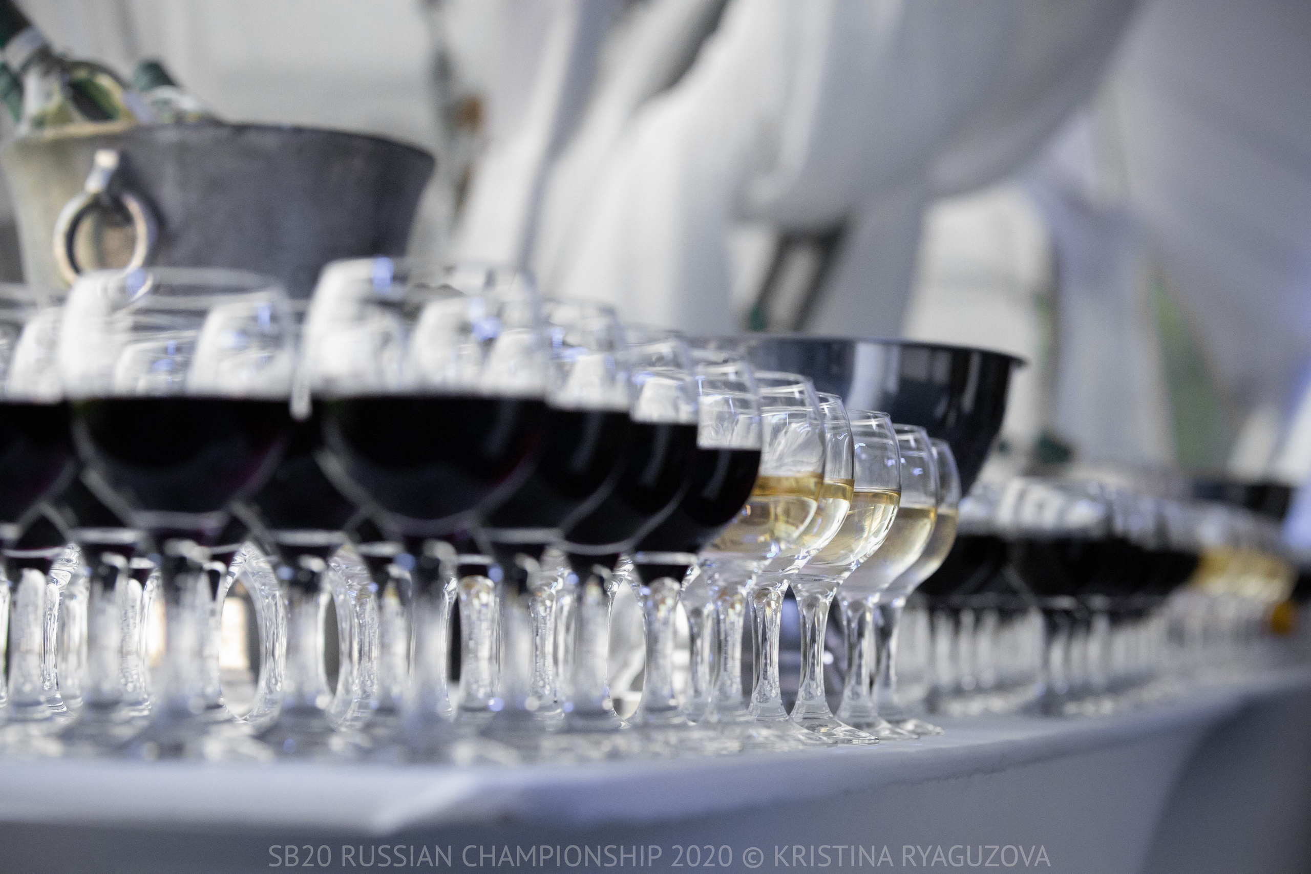 Бокалы с белым и красным вином на фуршете Чемпионата России классе яхт SB.