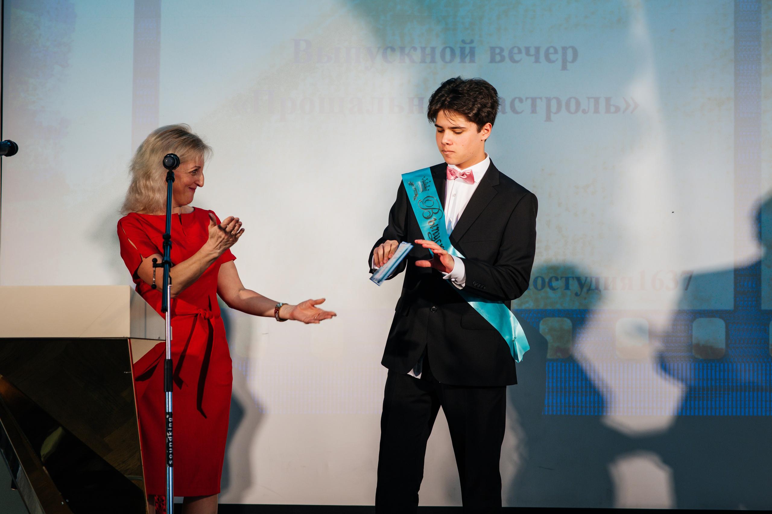 Вручение аттестатов. Выпускные альбомы в Подольске Москве и МО