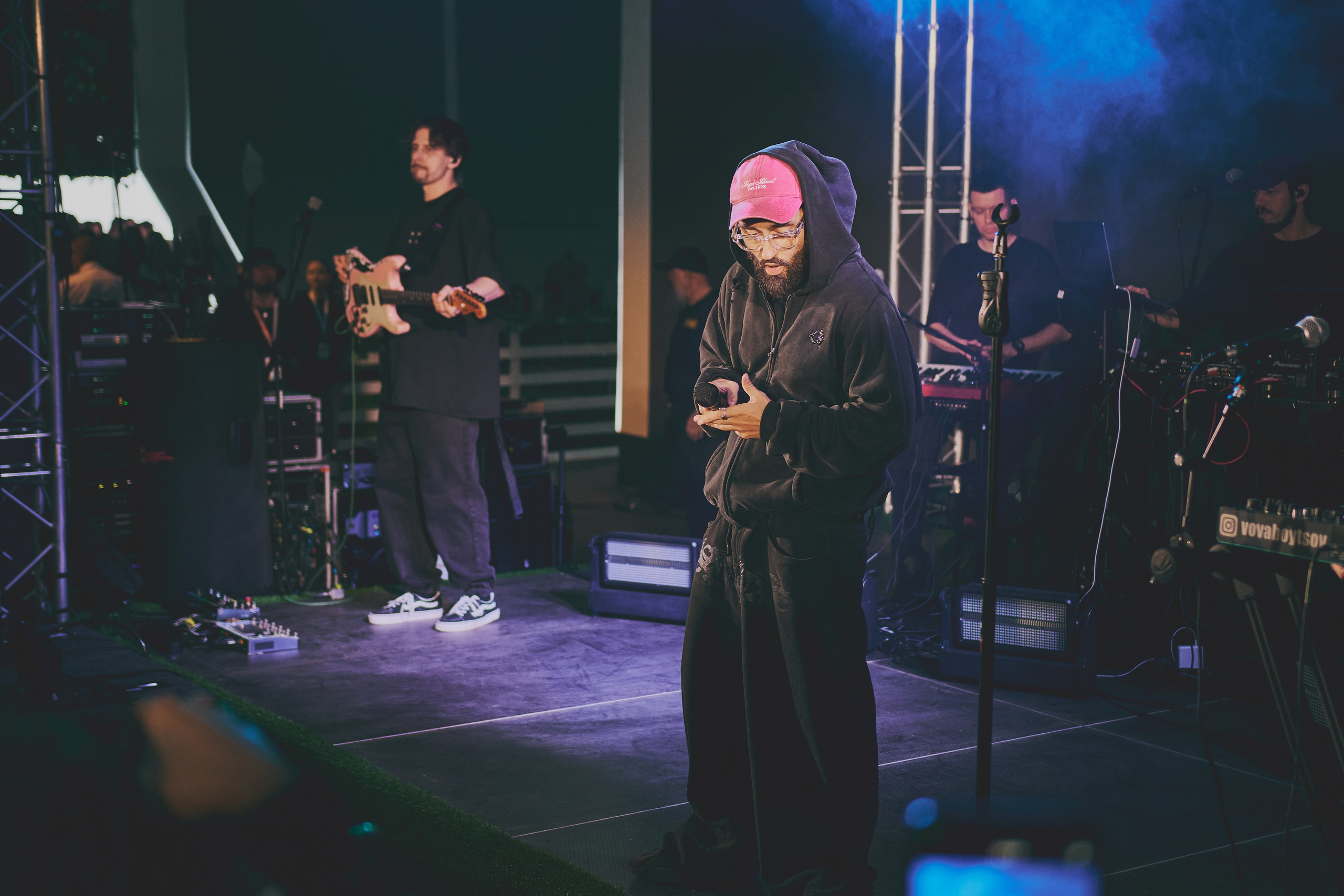 Съёмка с концерта МОТа: толпа фанатов и артист. Шилов Арсений — репортажный фотограф в Москве