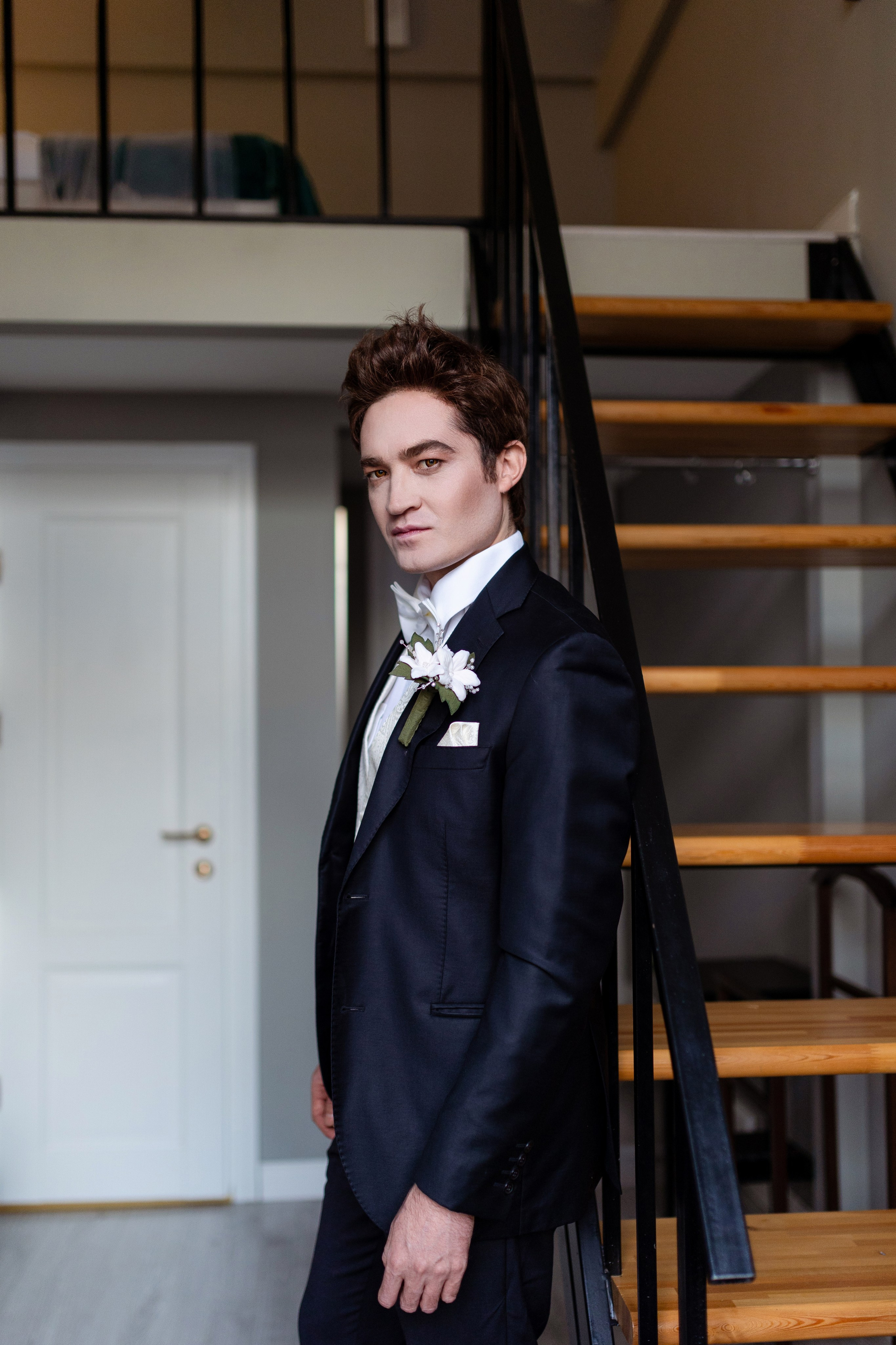 В лацкане пиджака у жениха белоснежный букетик цветов.