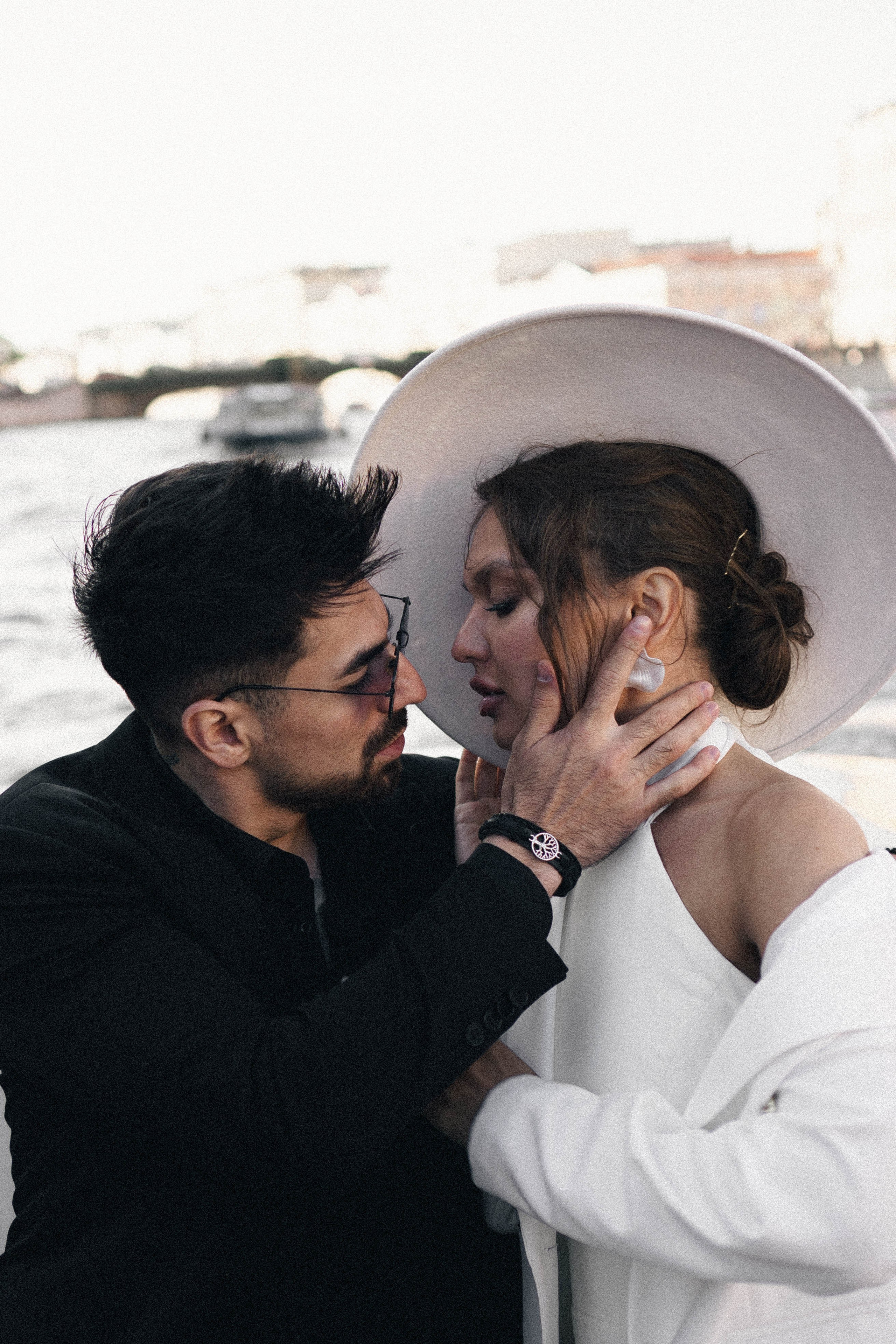 СВАДЕНБНАЯ СЬЕМКА НА КАТЕРЕ ПО КАНАЛАМ САНКТ-ПЕТЕРБУРГА И В АКВАТОРИИ НЕВЫ. Профессиональный фотограф, Санкт-Петербург — Виктория Богомолова