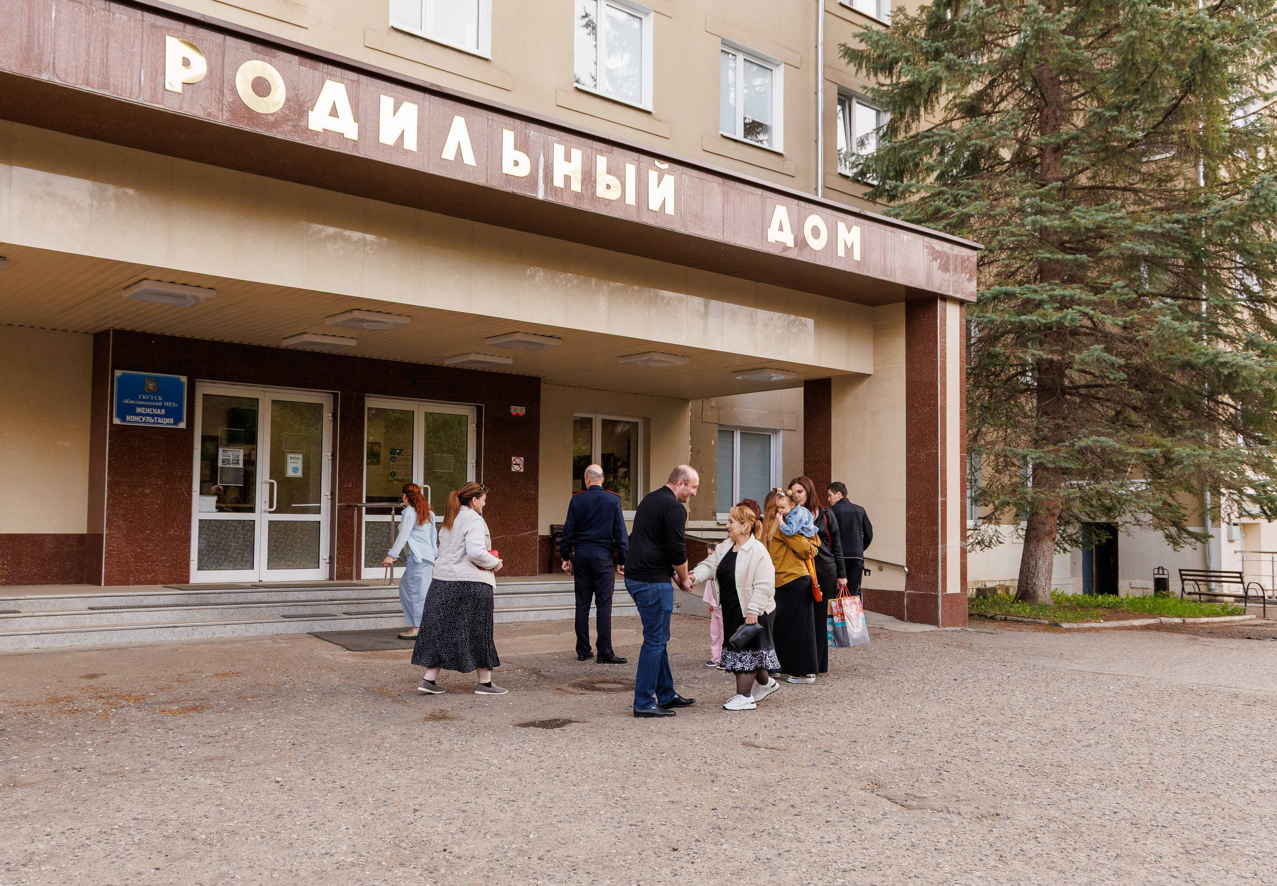Фотограф в Пятигорск на выписку из роддома - профессиональная съемка.