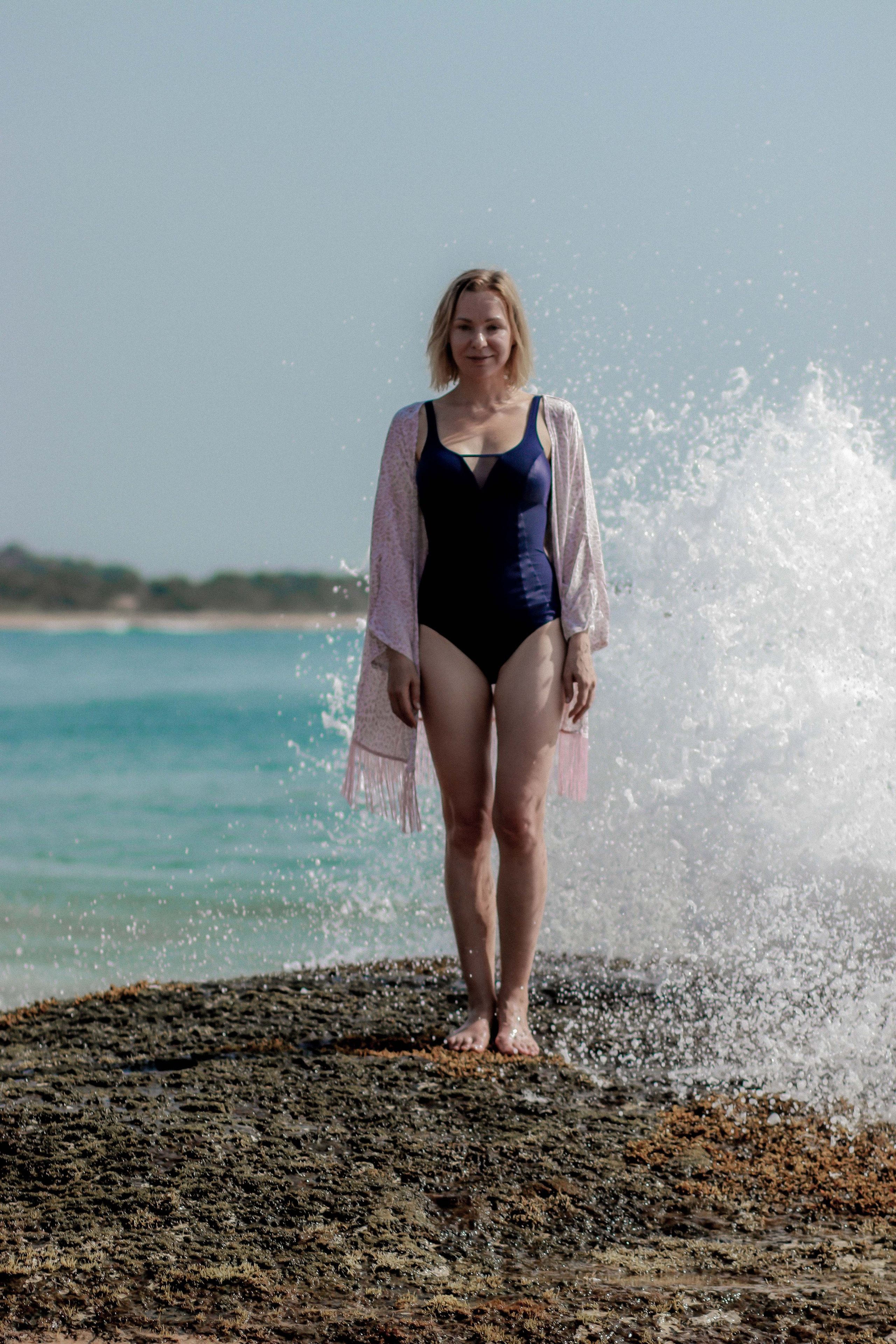 Экспресс-съемка 30 мин: девушка с серфом в воде на пляже Поттувиль Шри-Ланка. Фотограф на Шри-Ланке