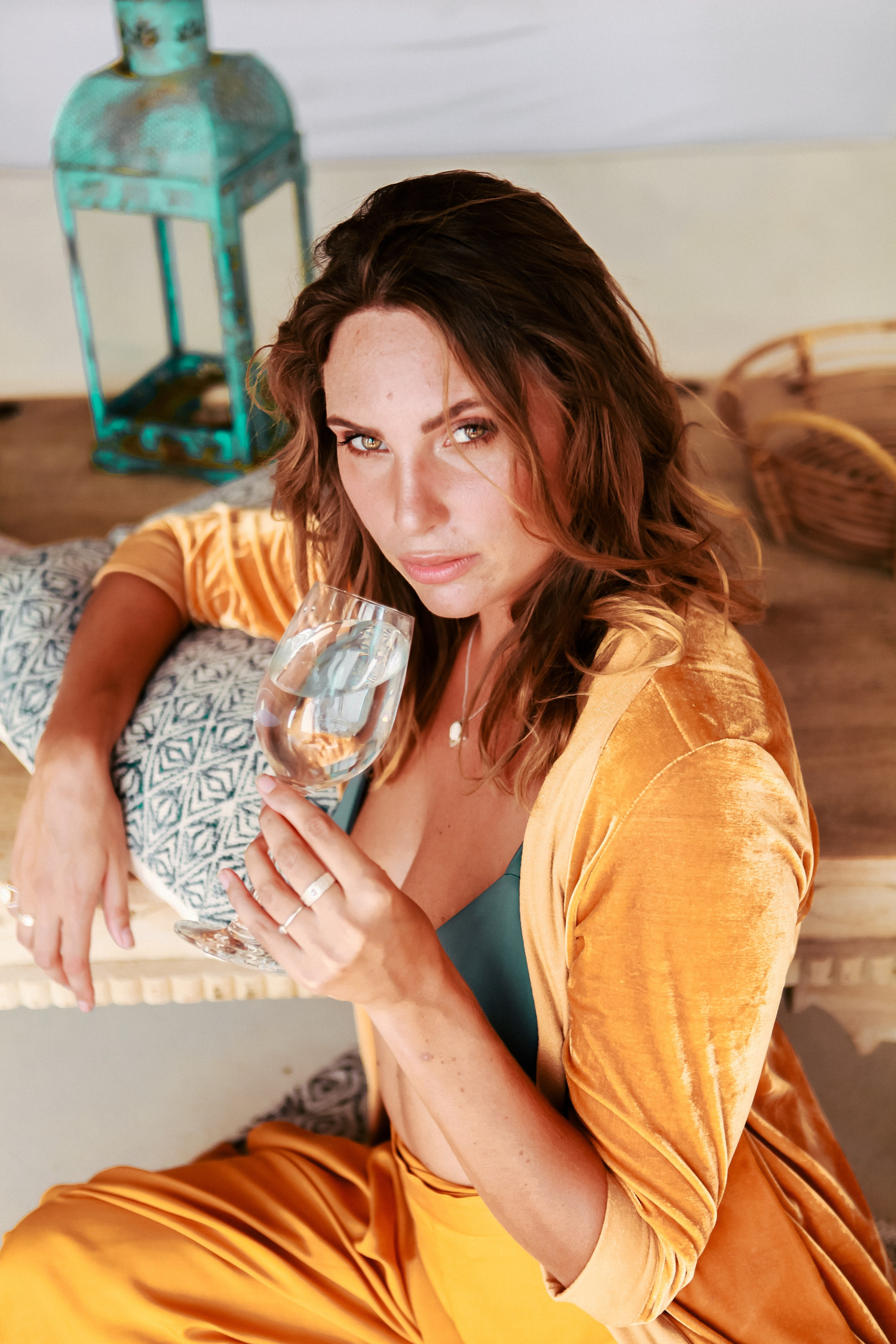 Девушка в красном платье в отеле Malabar Hill — Роскошная портретная съемка | Шри-Ланка. Фотограф на Шри-Ланке