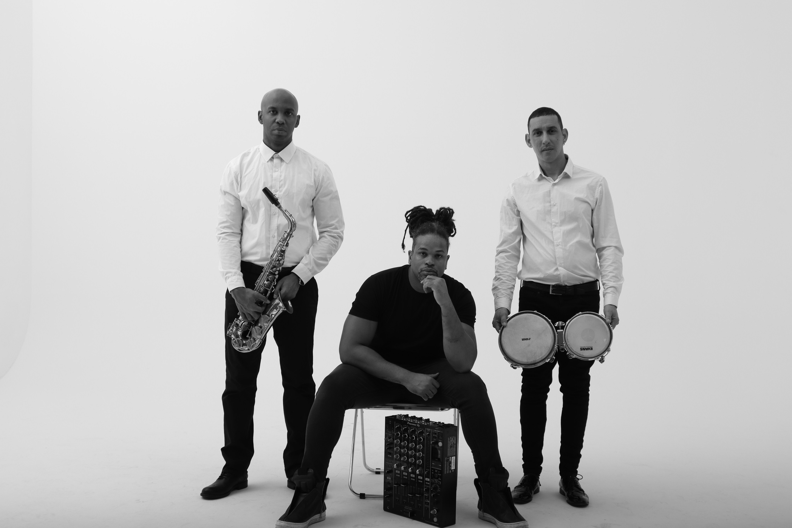 черно-белый портрет трех музыкантов