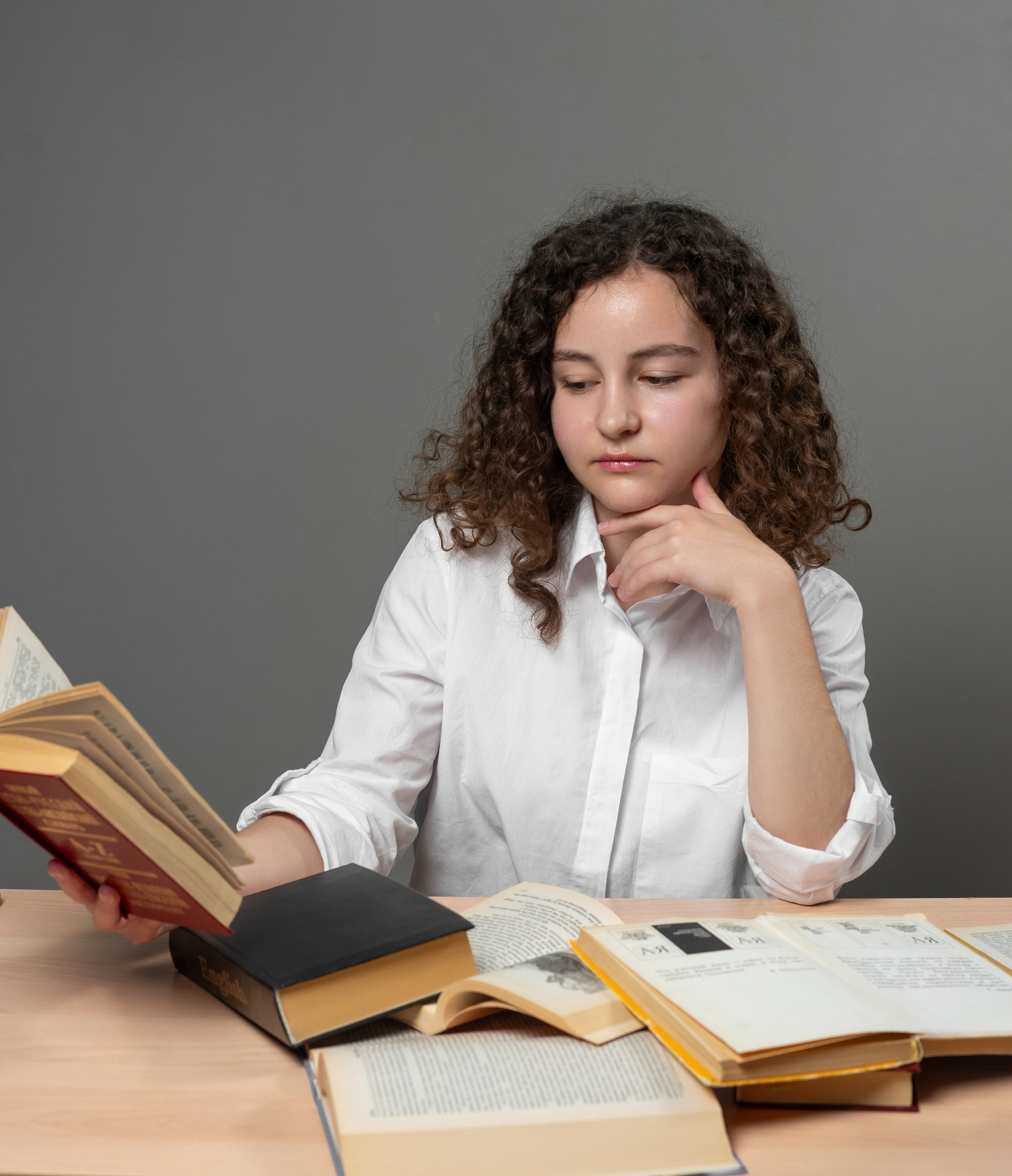 Портреты на сером  фоне. Ольга Плаксина фотограф в Саратове