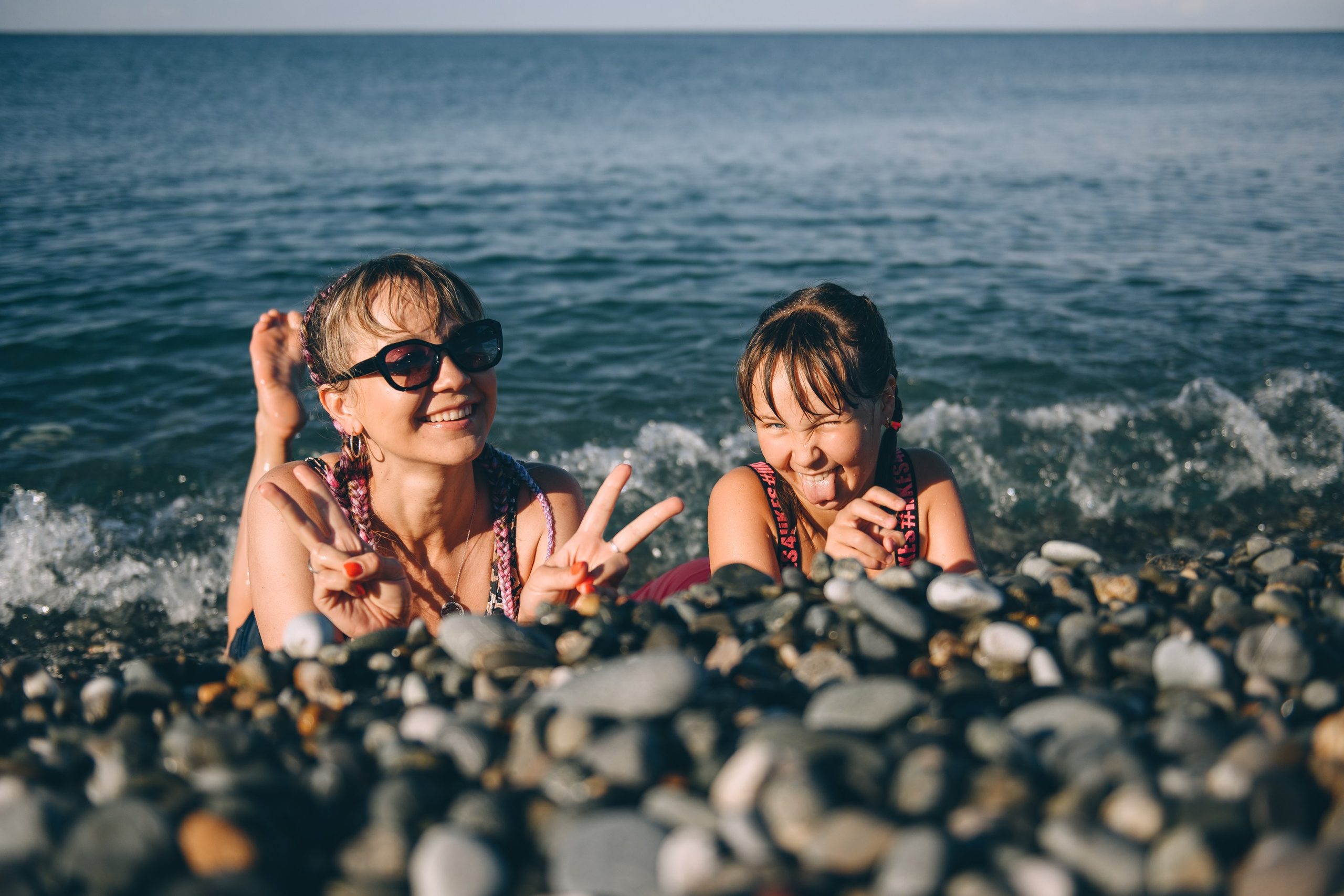 Мама и дочка, рассвет на пляже Бархатные Сезоны. Свадебный и семейный фотограф София Невская