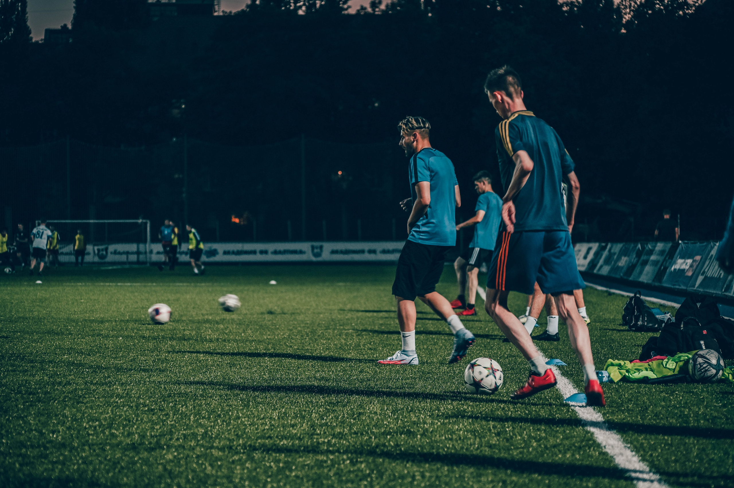 Фотосъёмка футбольной тренировки на стадионе. Фотограф Александр Орымбаев