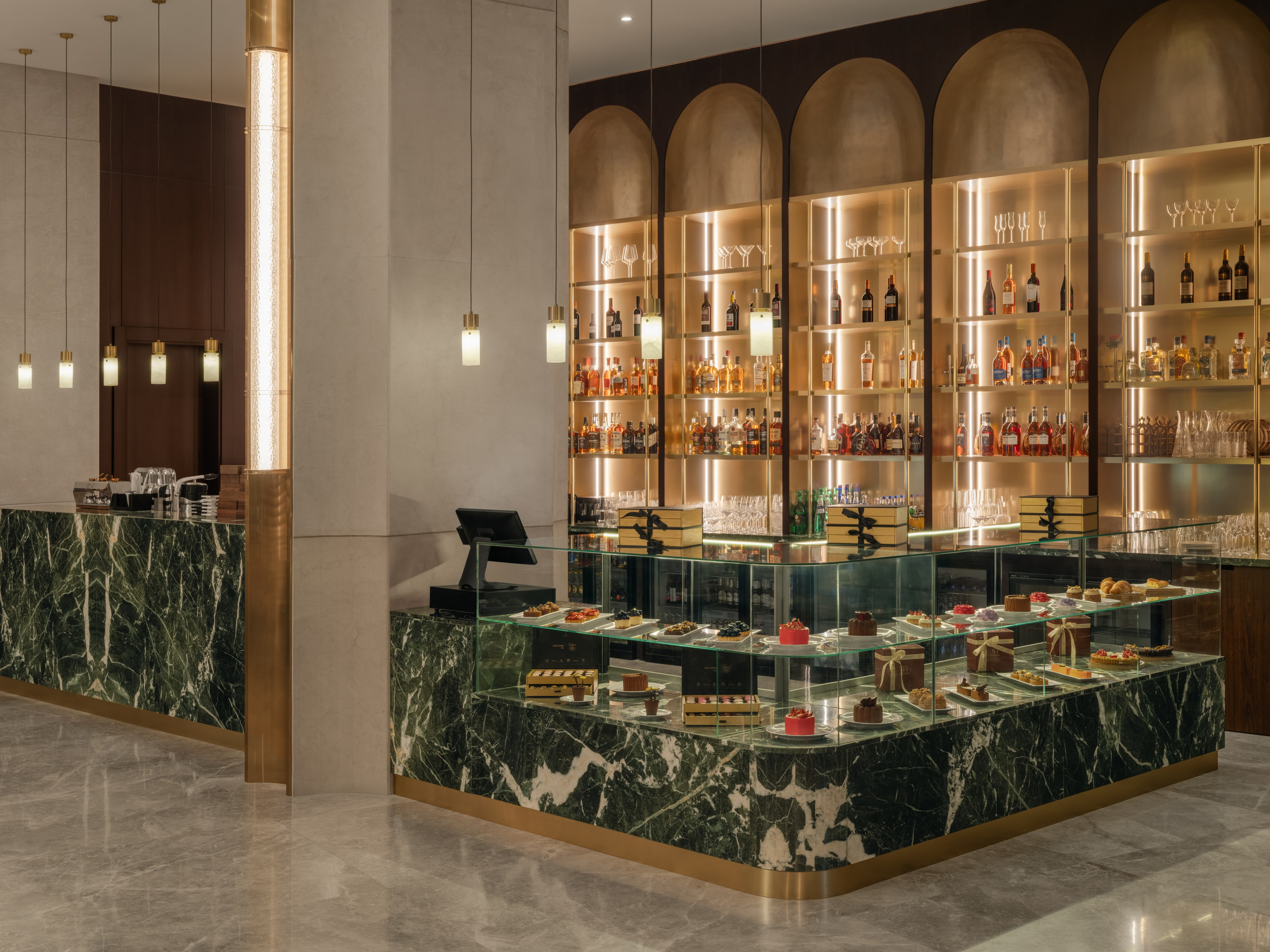 Зона кафе в лобби отеля Казахстан, Алматы - современный интерьер для гостей