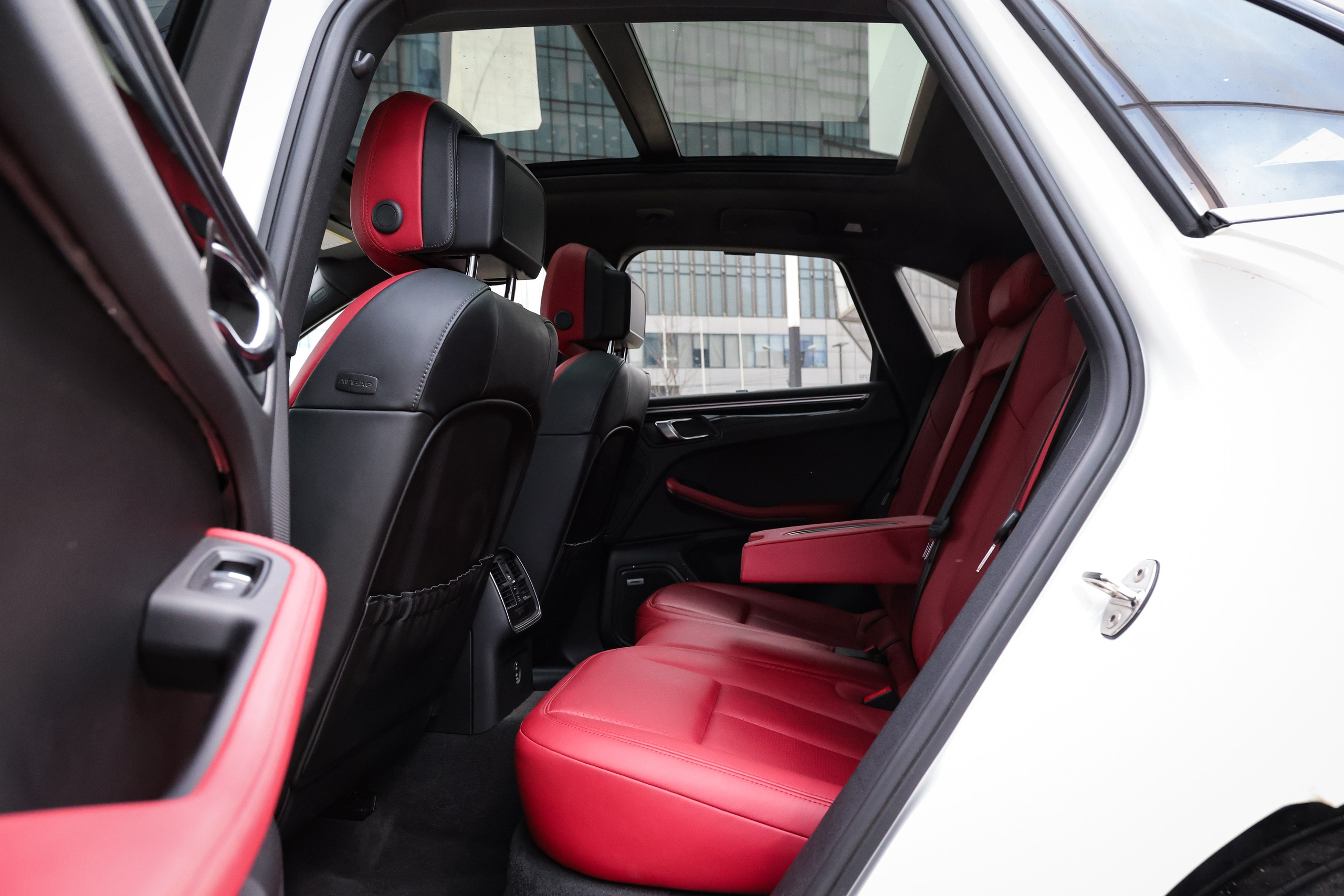 2021 PORSCHE MACAN S. Mixturecaptures