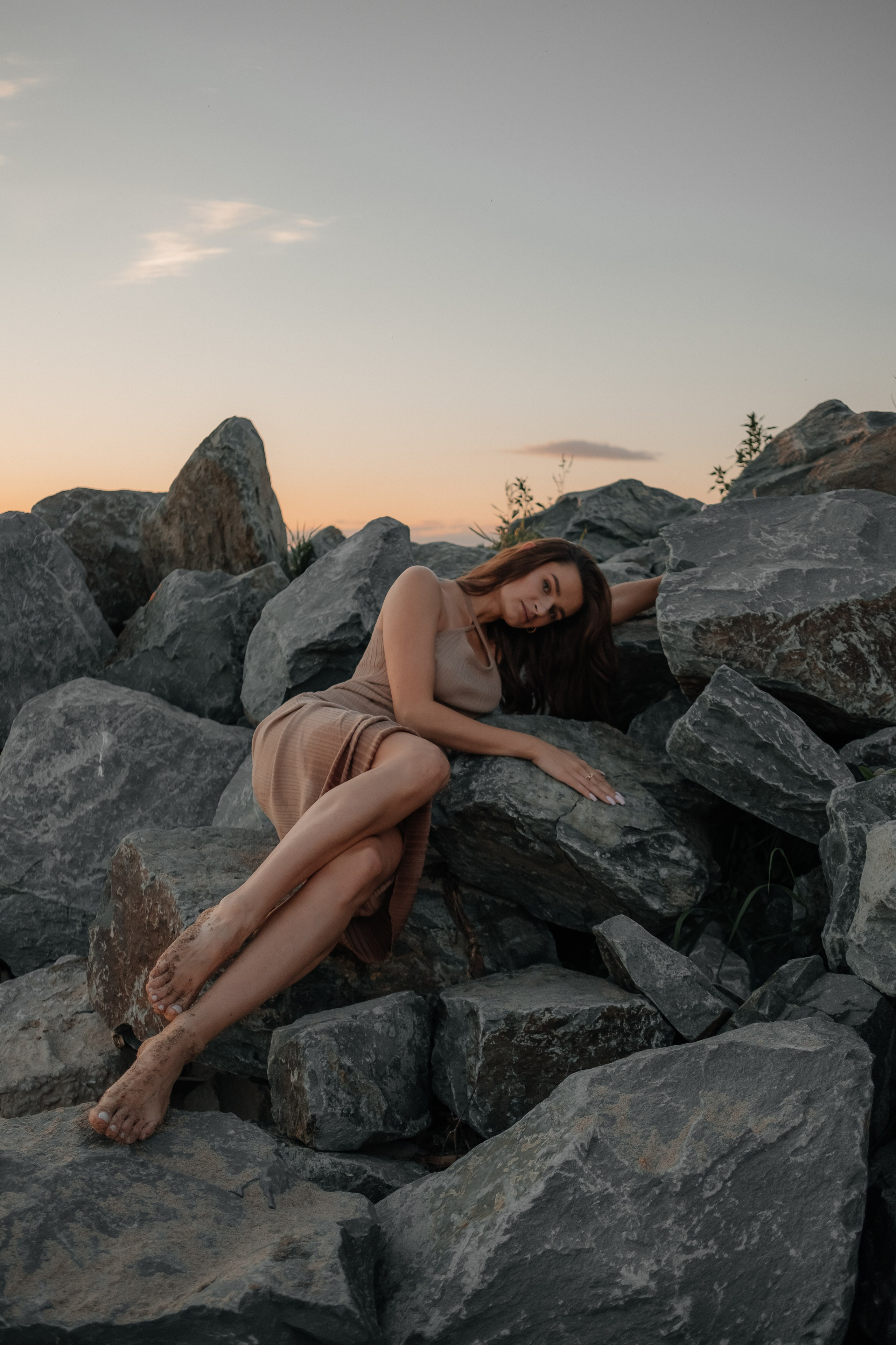 Катя с дочками на берегу. Фотограф в Новосибирске Диана Ильиных