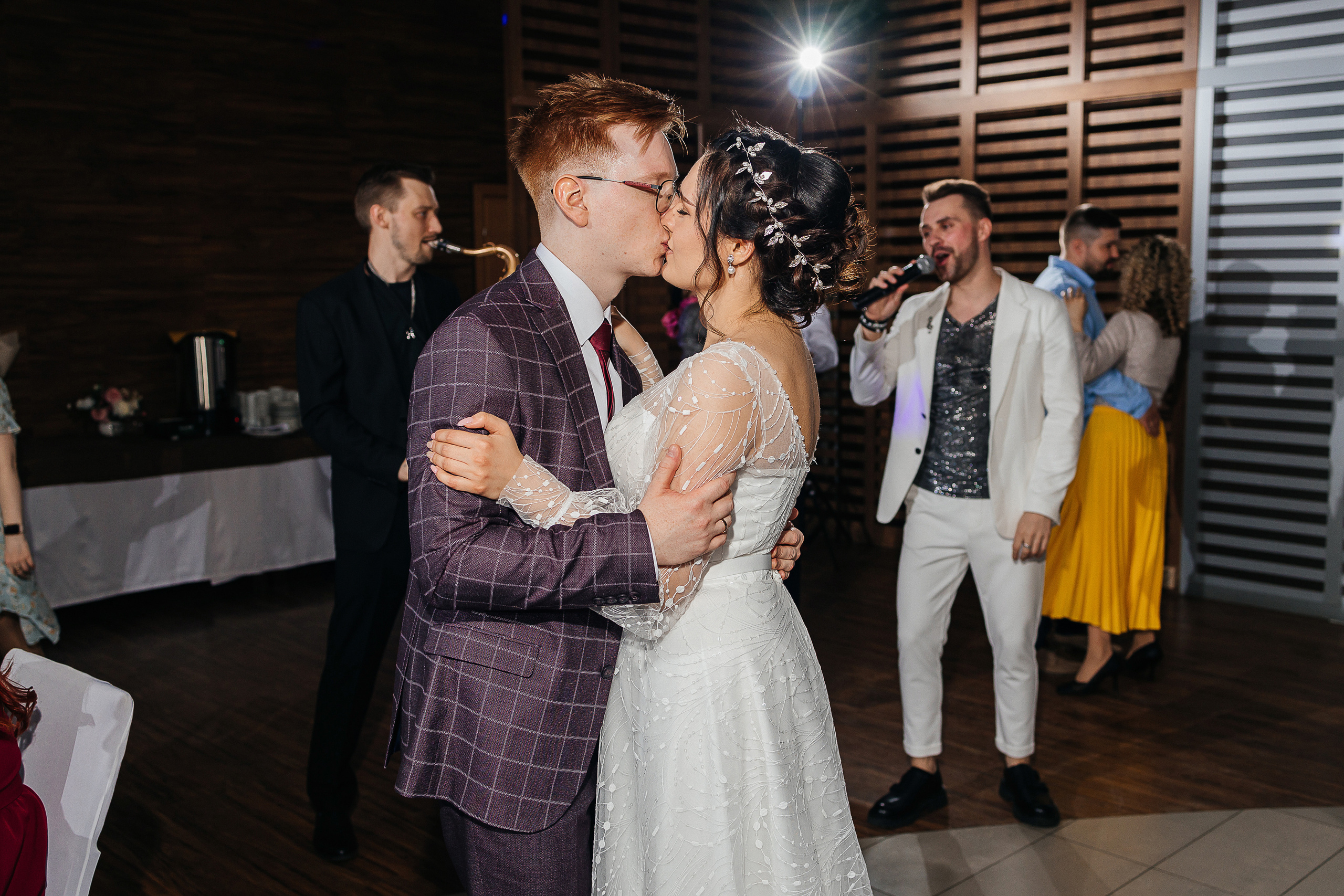 Романтическая история любви с первого взгляда. Олег Сверчков | Свадебный фотограф Вологда