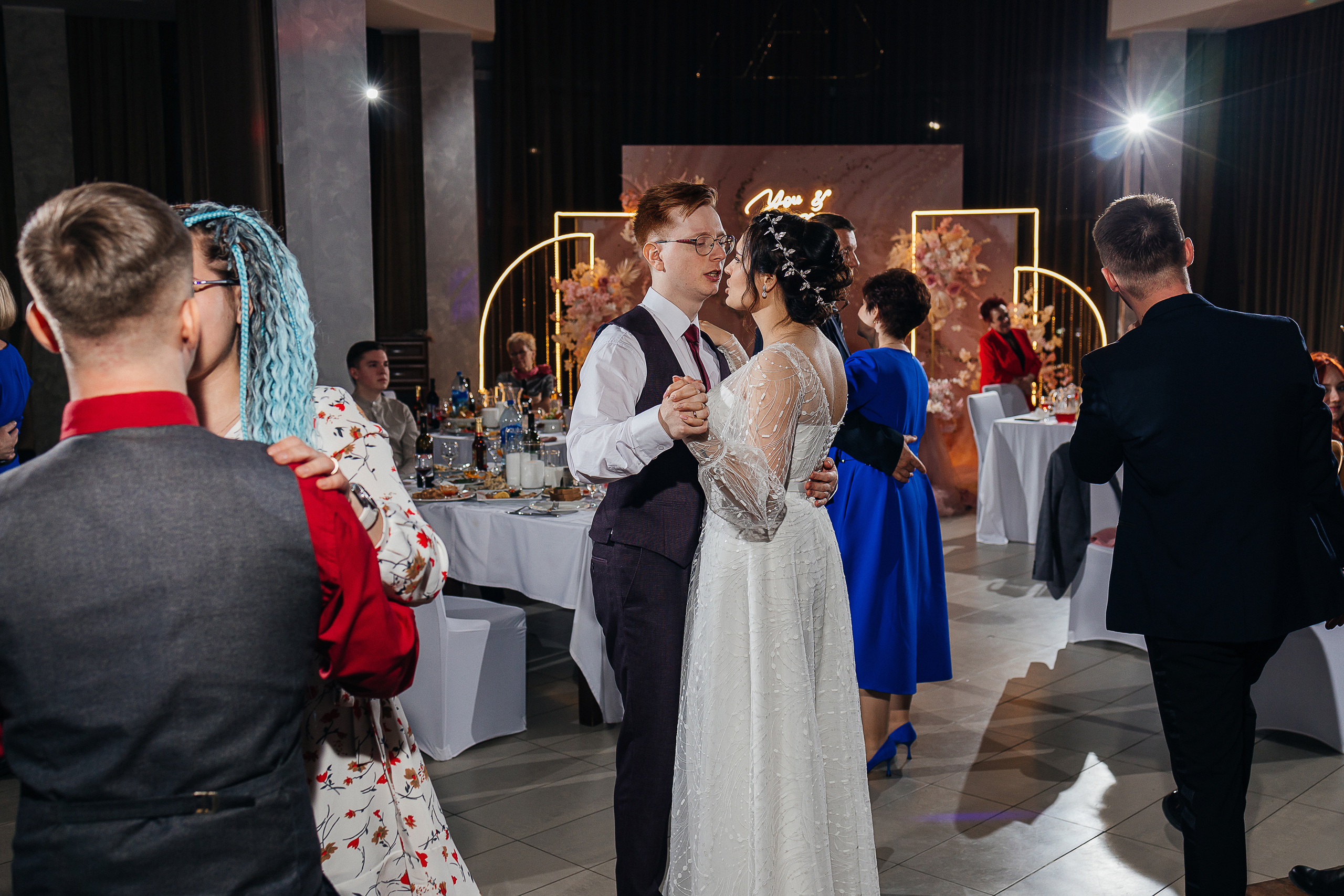 Романтическая история любви с первого взгляда. Олег Сверчков | Свадебный фотограф Вологда