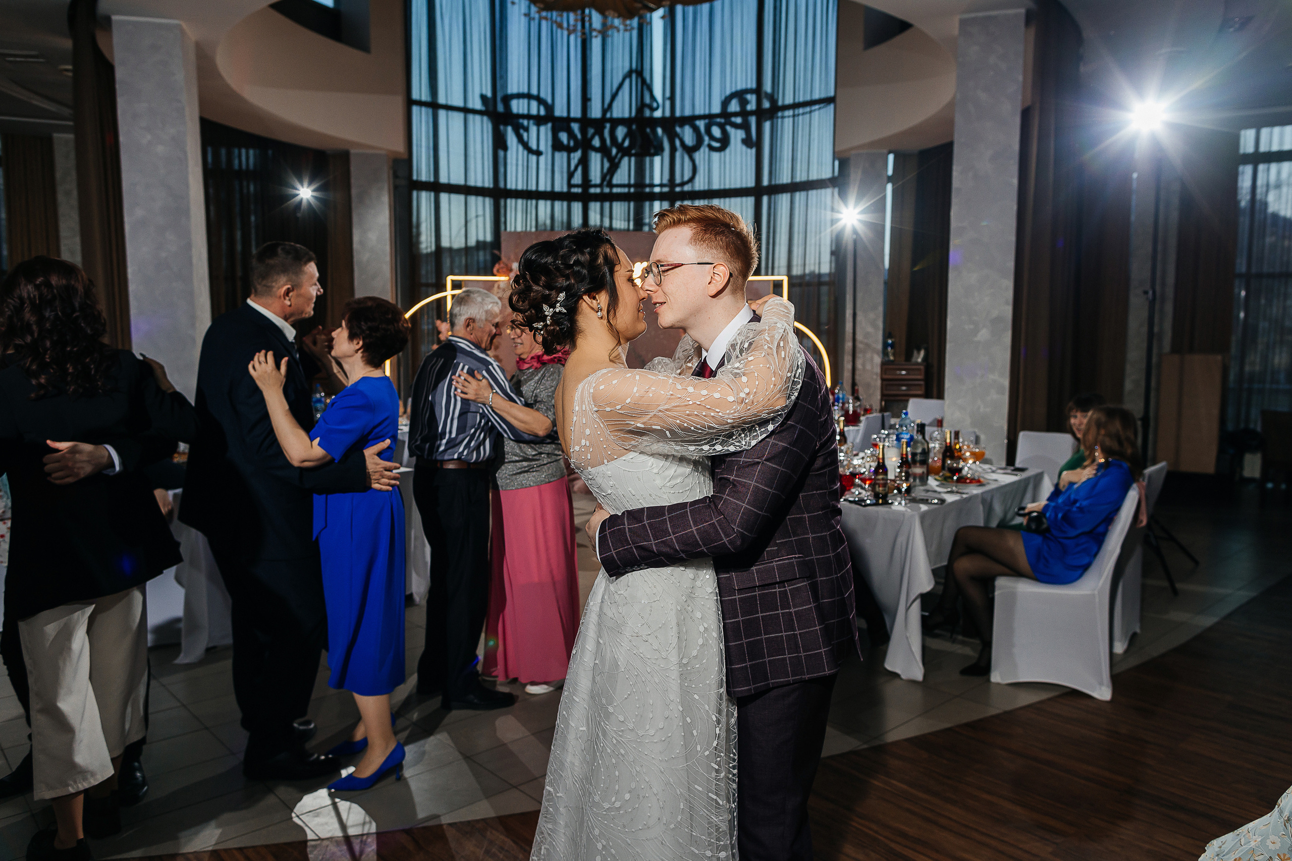 Романтическая история любви с первого взгляда. Олег Сверчков | Свадебный фотограф Вологда