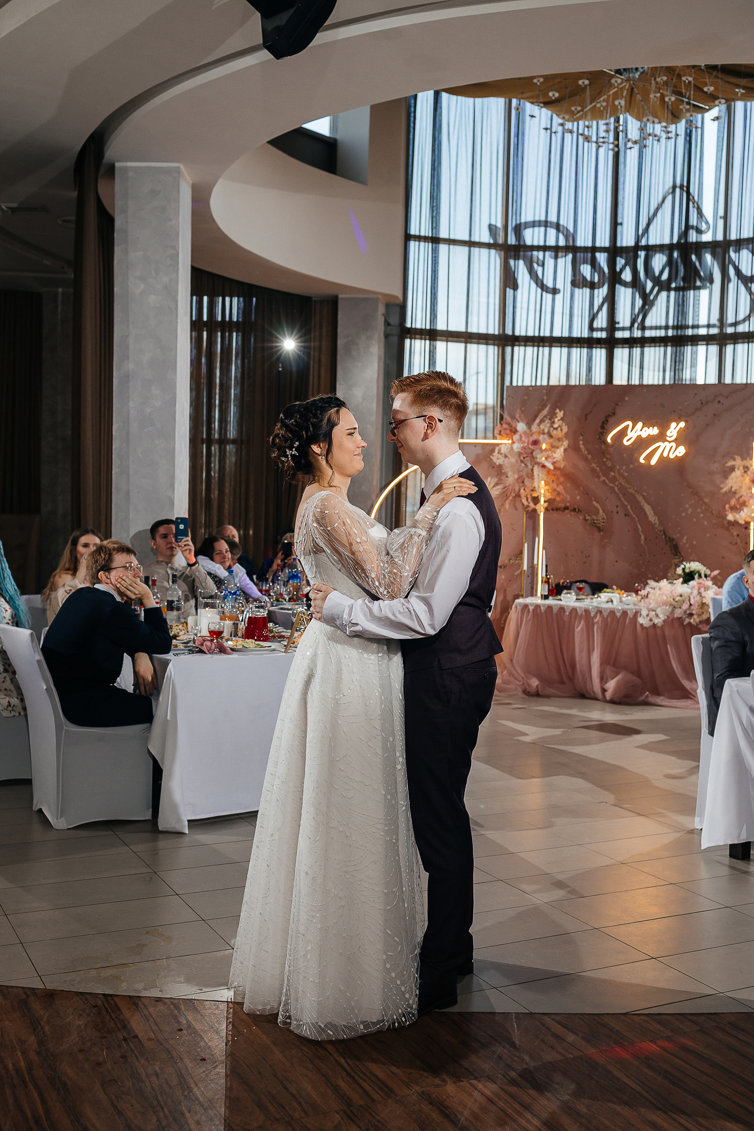 Романтическая история любви с первого взгляда. Олег Сверчков | Свадебный фотограф Вологда