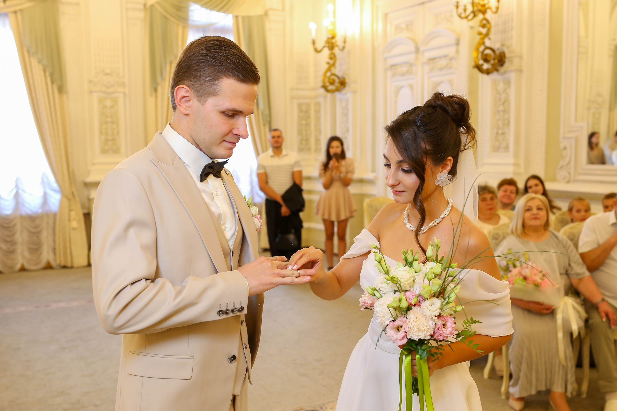 Классические кадры, во Дворце бракосочетания. Свадебный и Репортажный фотограф в Санкт-Петербурге