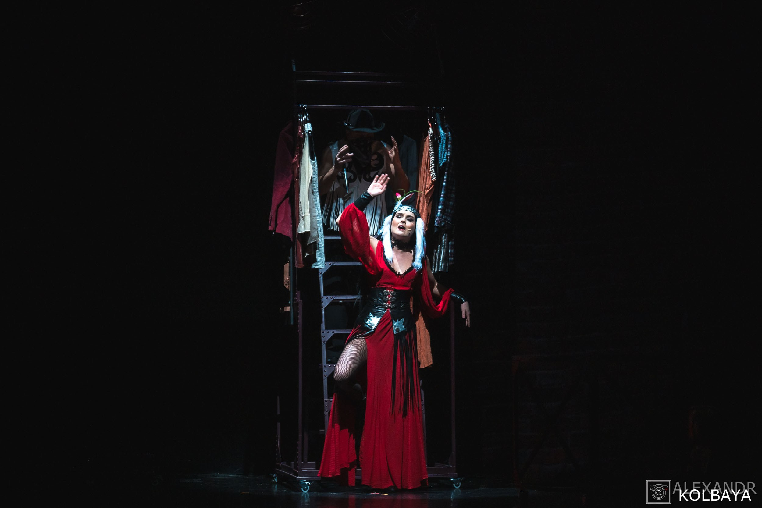 Фотографии со спектакля «Привет, я тетя Чарли». Концертный и театральный репортажный фотограф в Москве Александр Колбая