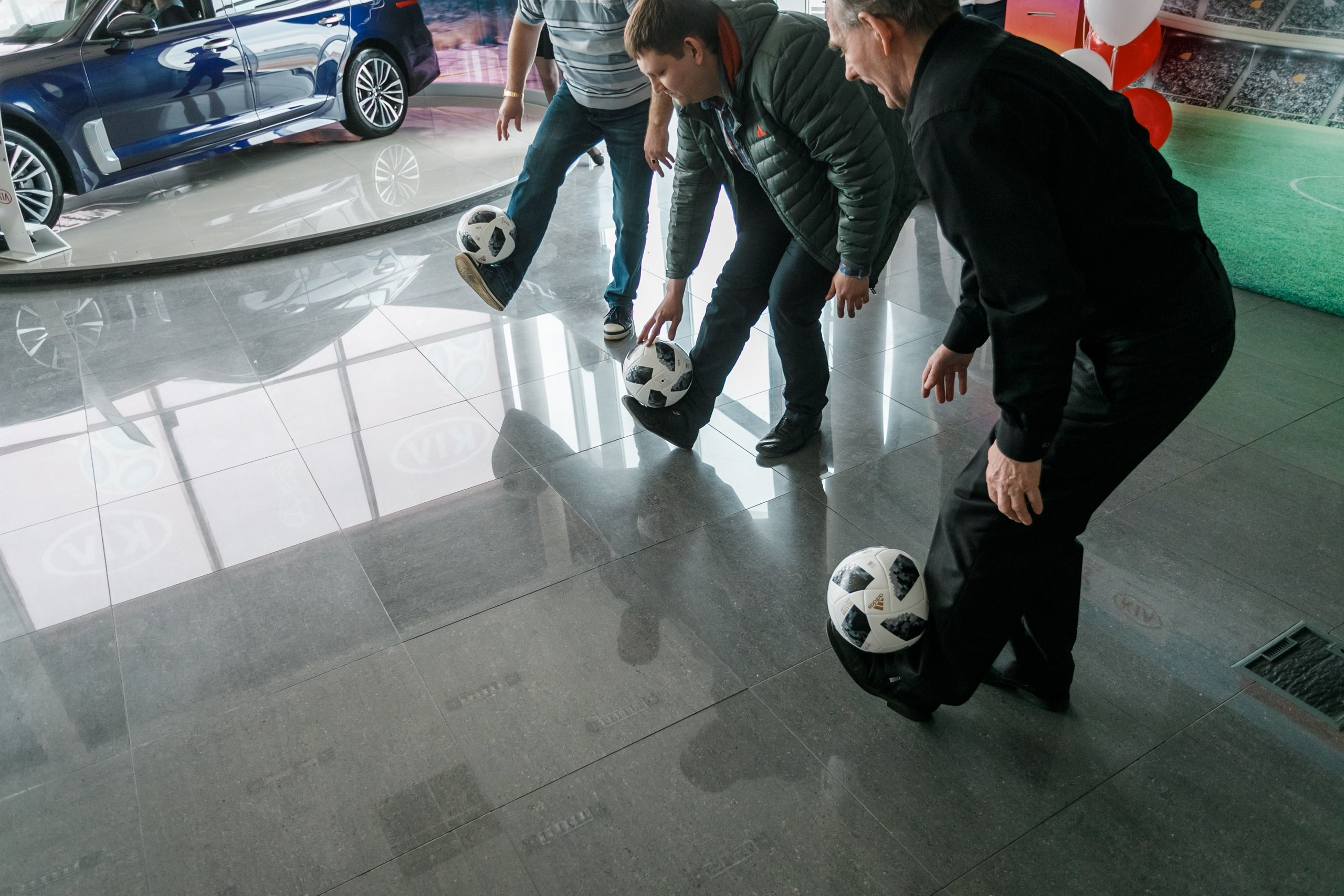 Розыгрыш билетов на ЧМ по футболу FIFA @ Киа Центр. Репортажный фотограф Максим Полянский. Москва, Санкт-Петербург, Красноярск