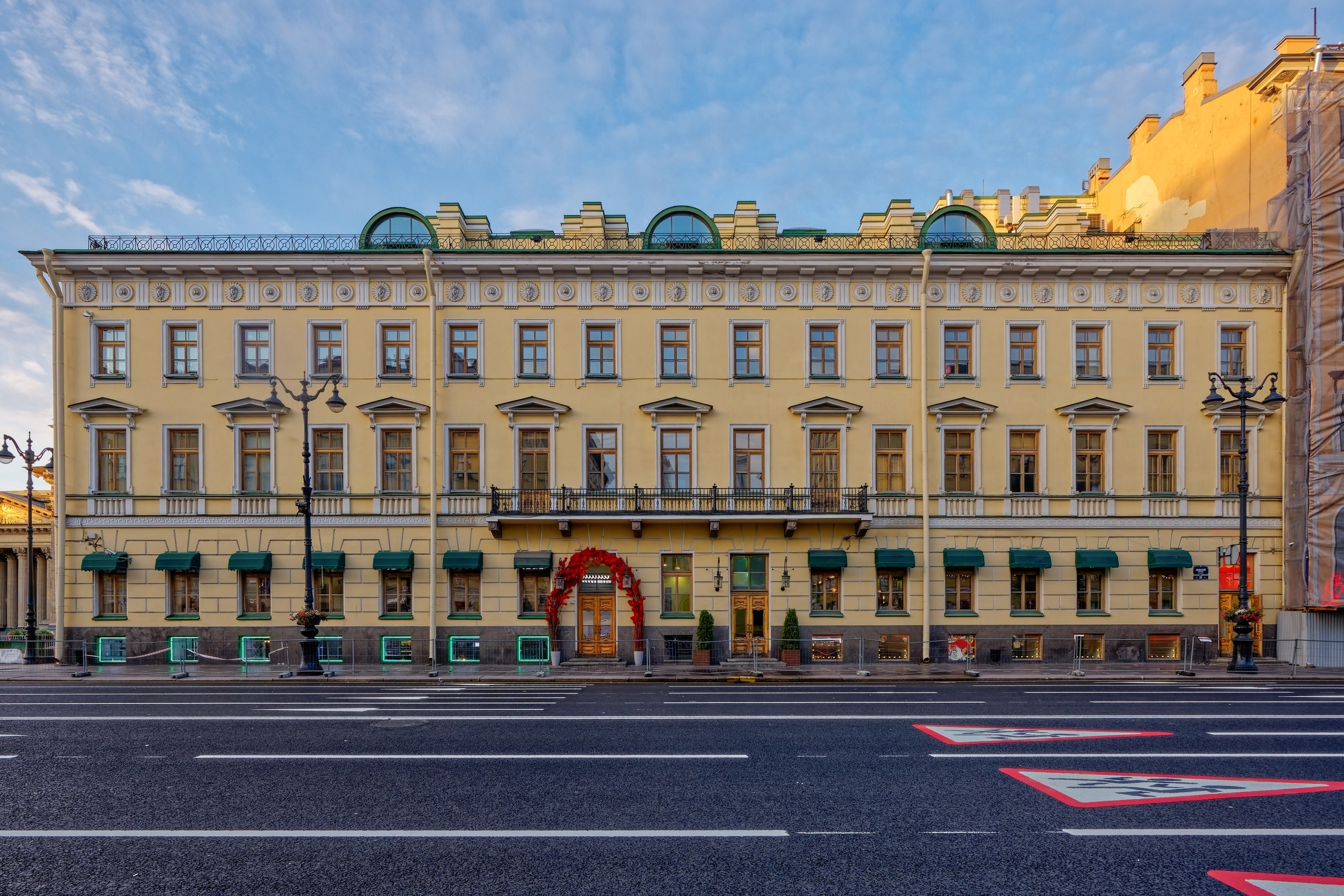 Санкт-Петербург, Невский проспект, дом 25 (Казанская улица, дом 1). Дом церковнослужителей Казанского собора, 1813 год. Архитектор Василий Петрович Стасов. ОКНРЗ 781510410810005