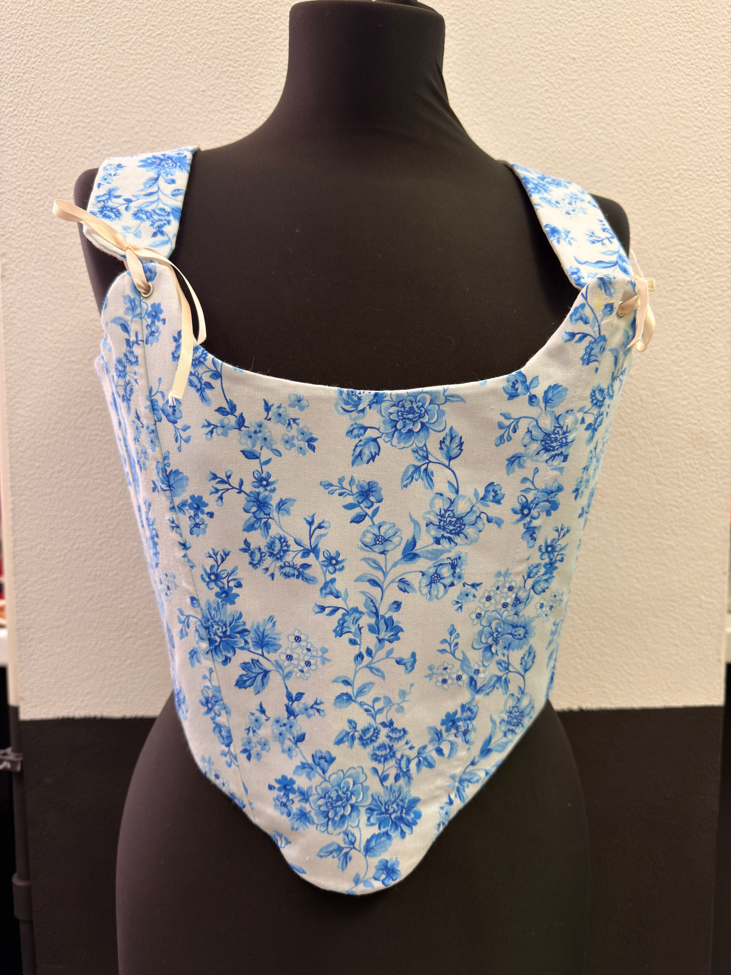 Корсеты в аренду. Аренда костюмов, платьев и реквизита для фотосессий на Камчатке