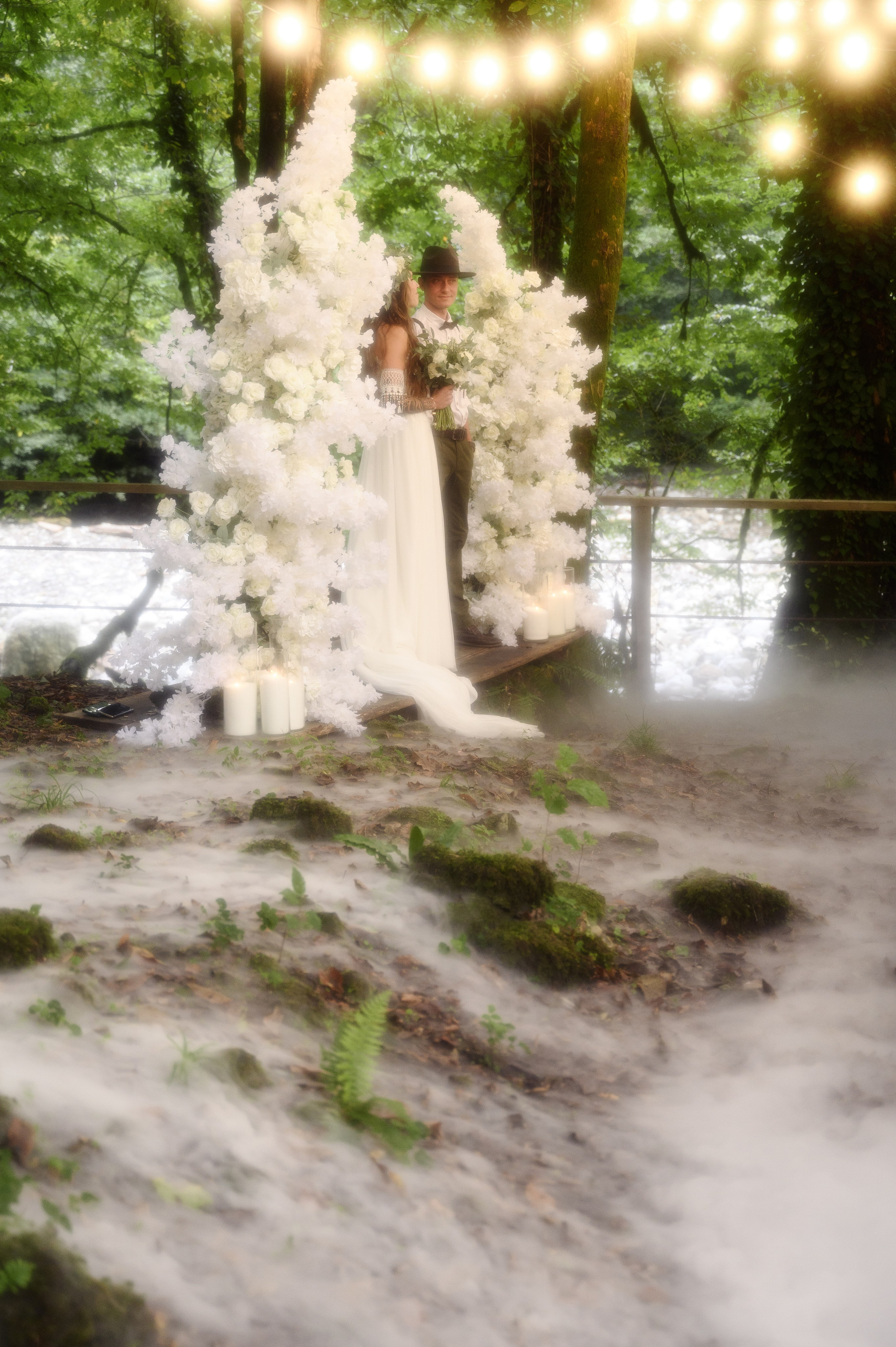 Молодожены на фоне живописного леса в Сочи