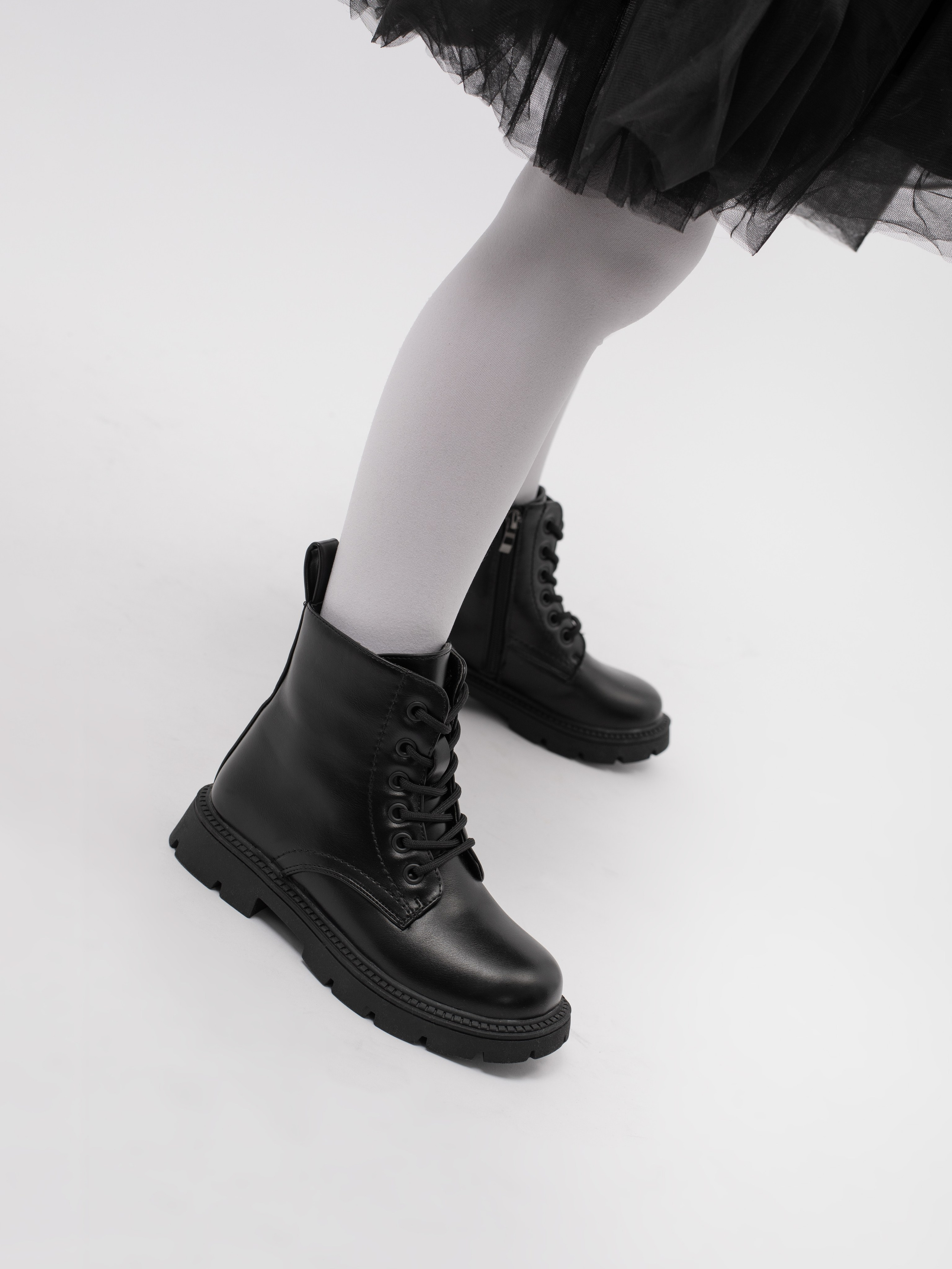 Ботинки для девочки. Фотостудия предметной и модельной съёмки для маркетплейсов