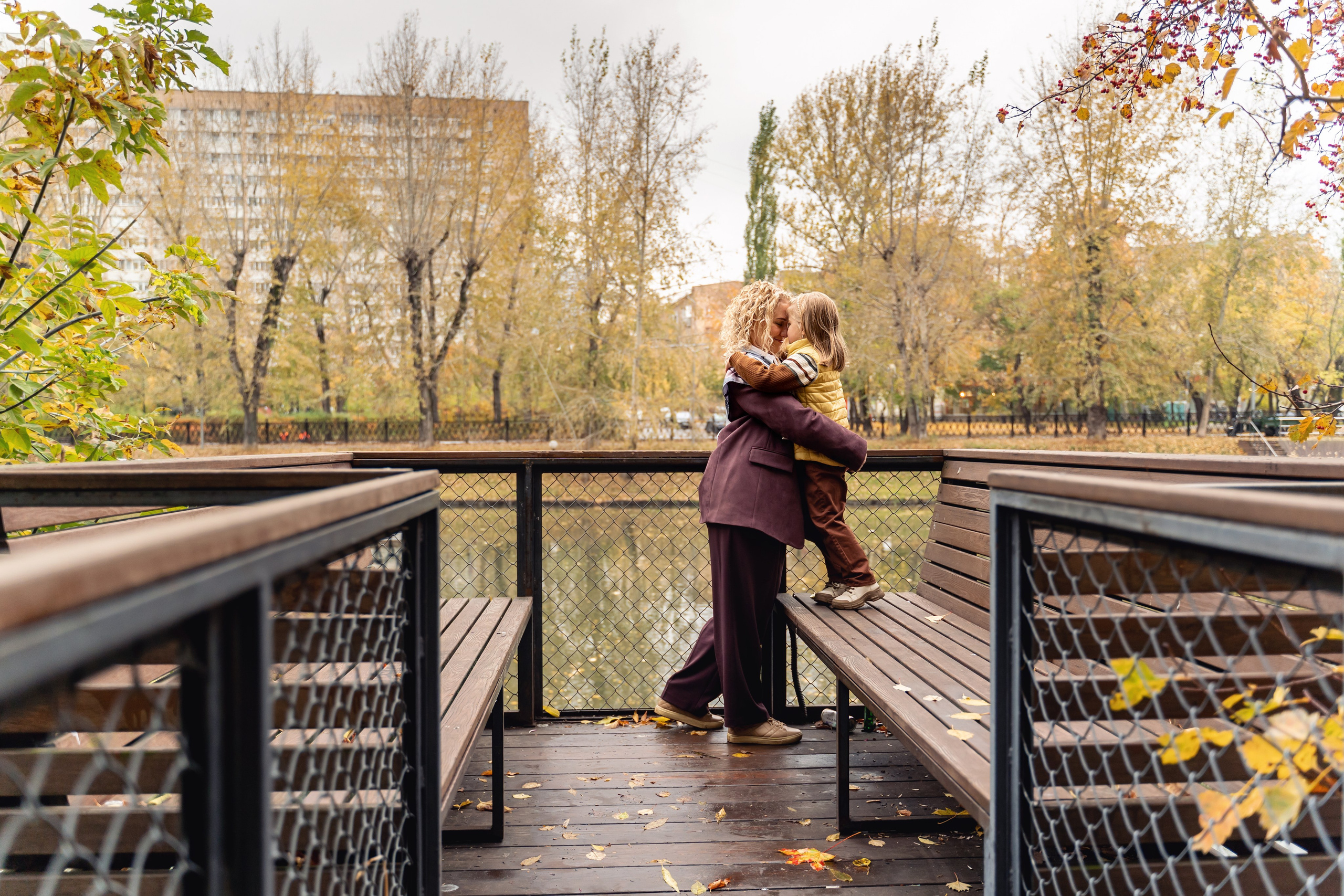 Семейная осенняя фотосессия в парке Красногвардейские пруды. Фотограф \ Видеограф на Крещение, Венчание Москва| Семейные съемки