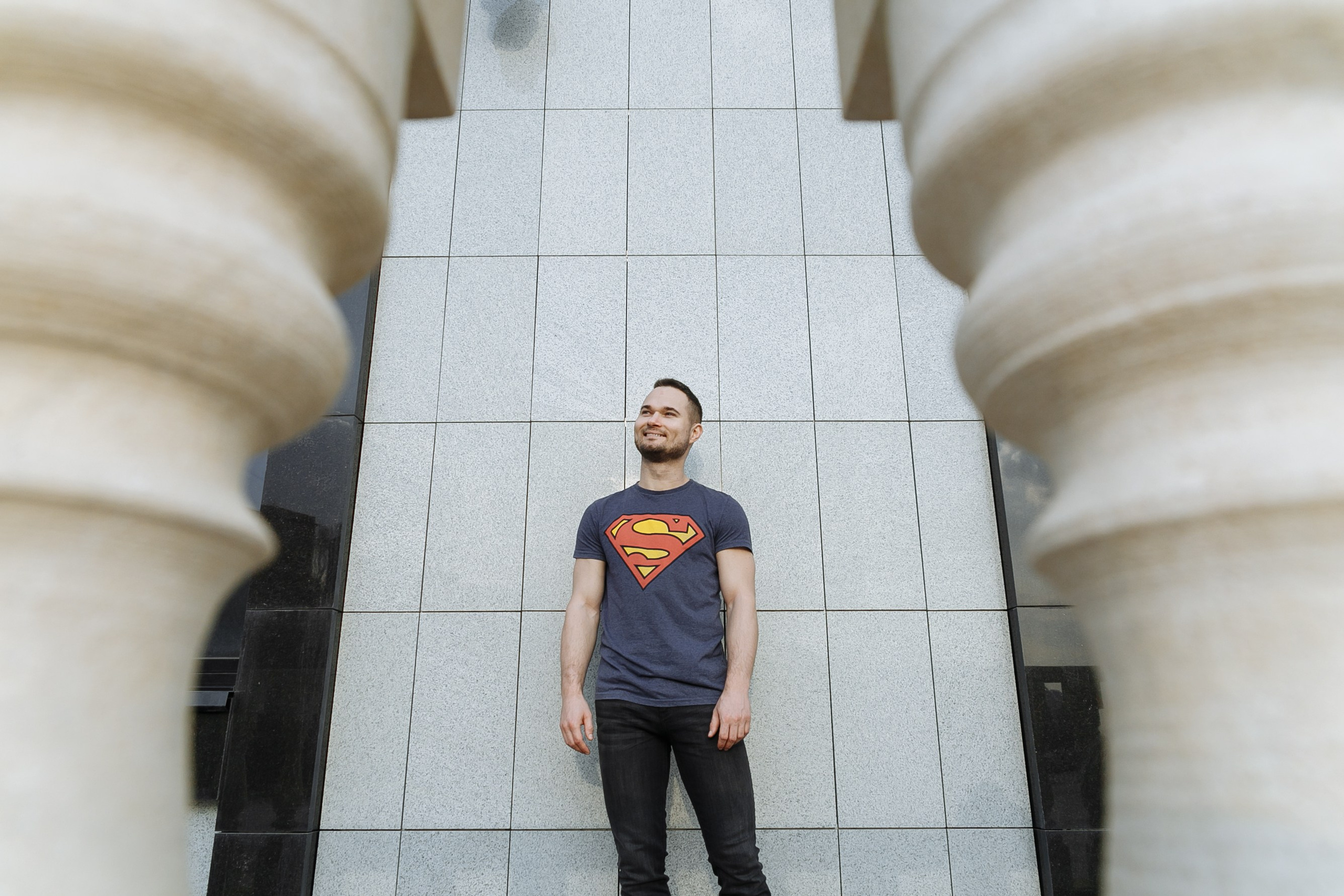 Виктор Попов, человек в футболке супермена. Событийный фотограф Максим Бескоровайновнов