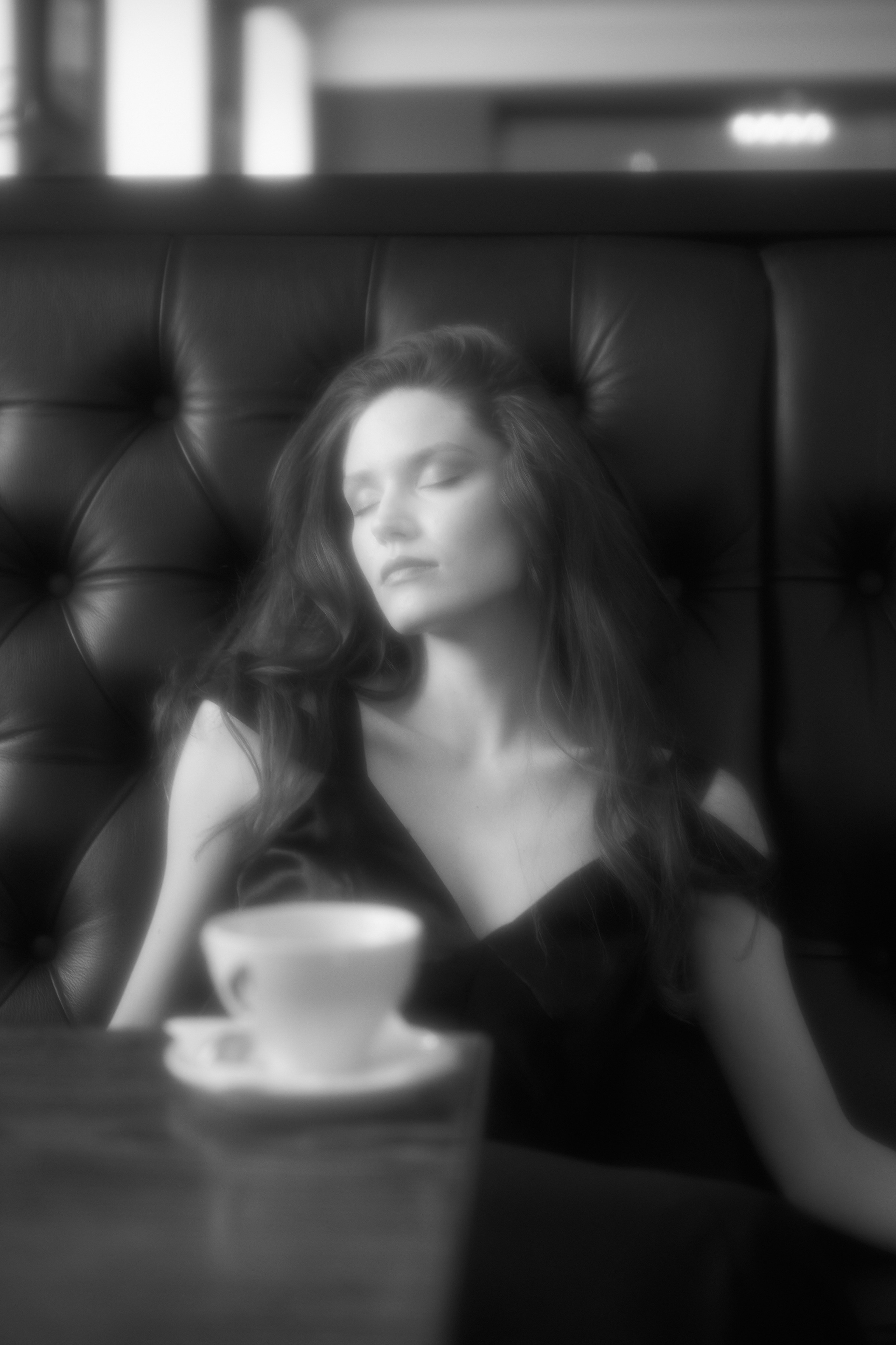 Одна в кафе. Фотограф в Мурманске Оксана Черноморец