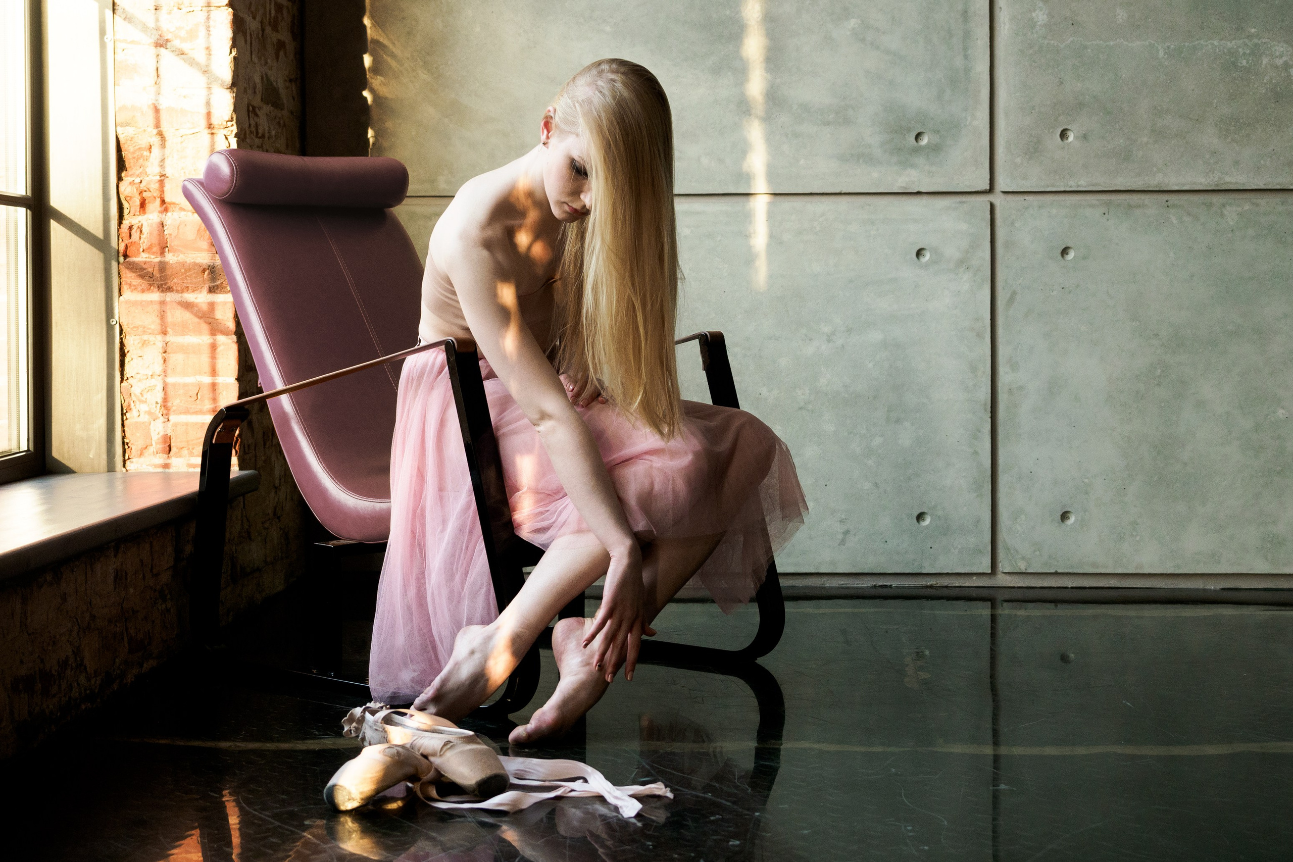 Балетная фотография молодой танцовщицы с пуантами, передающая утонченность и страсть к танцу