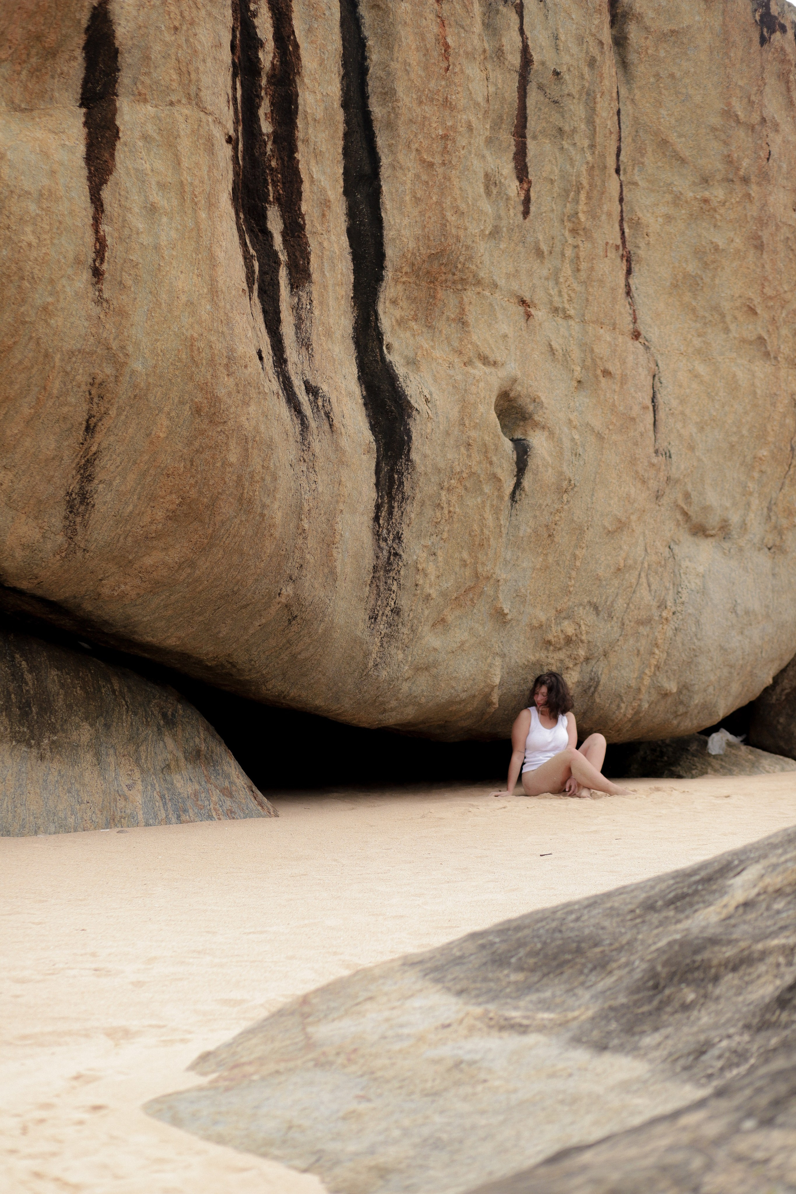 Фотосессия в Хиккадуве: романтичные кадры среди камней и волн. Фотограф на Шри-Ланке