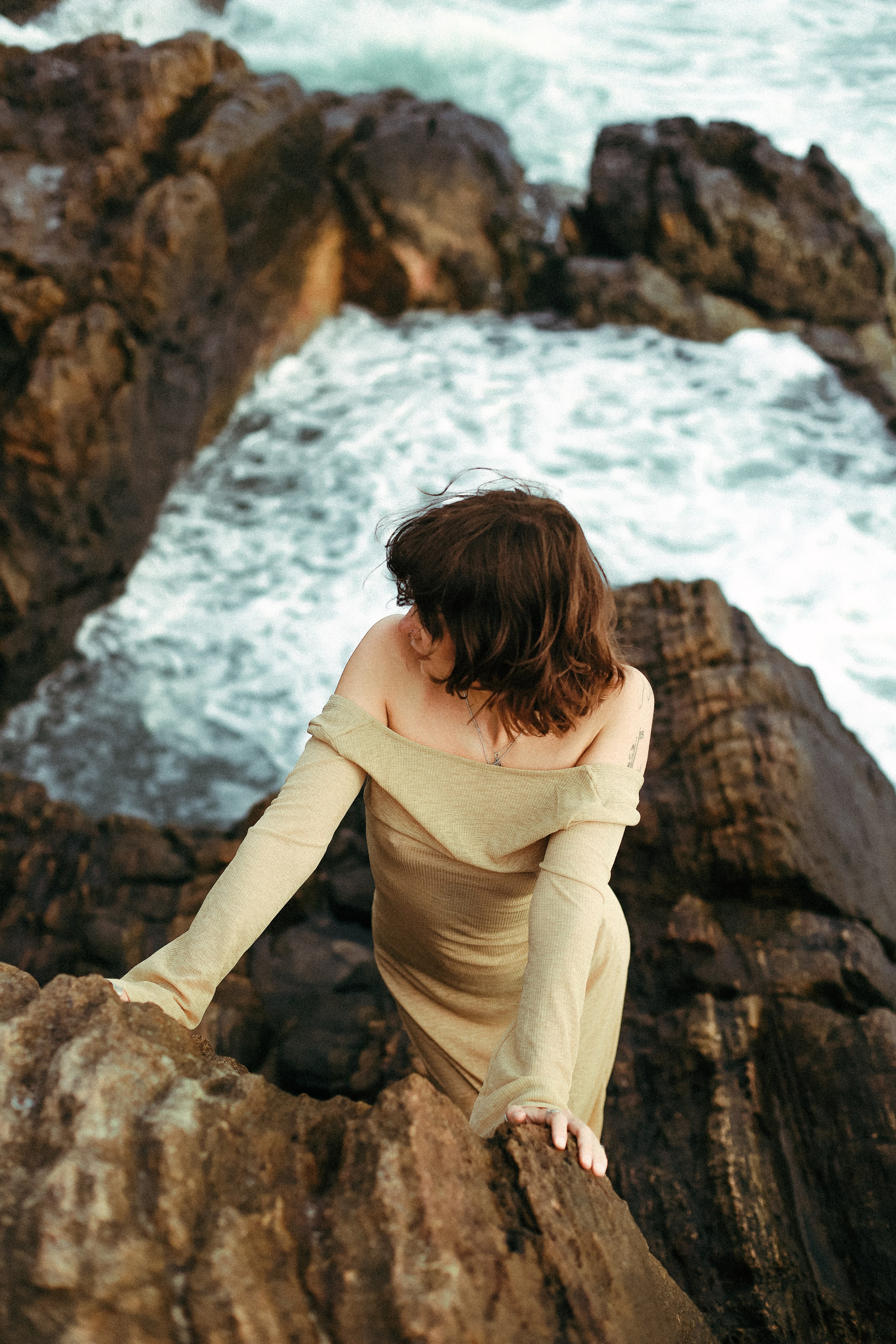 Эстетичные кадры на закате: девушка в прозрачном платье на камнях у отеля Naomi Beach | Нюд-фото. Фотограф на Шри-Ланке