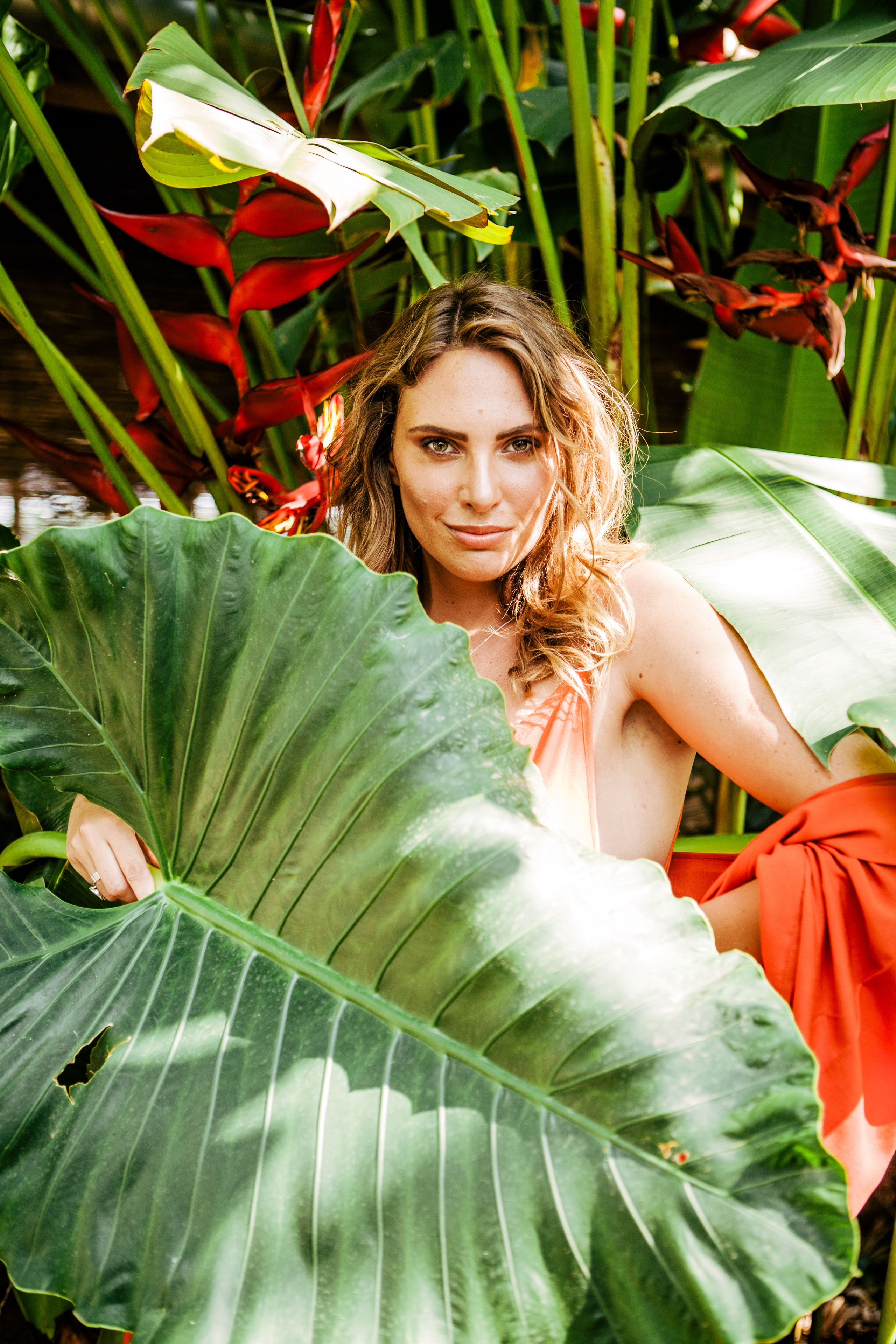 Девушка в красном платье в отеле Malabar Hill — Роскошная портретная съемка | Шри-Ланка. Фотограф на Шри-Ланке