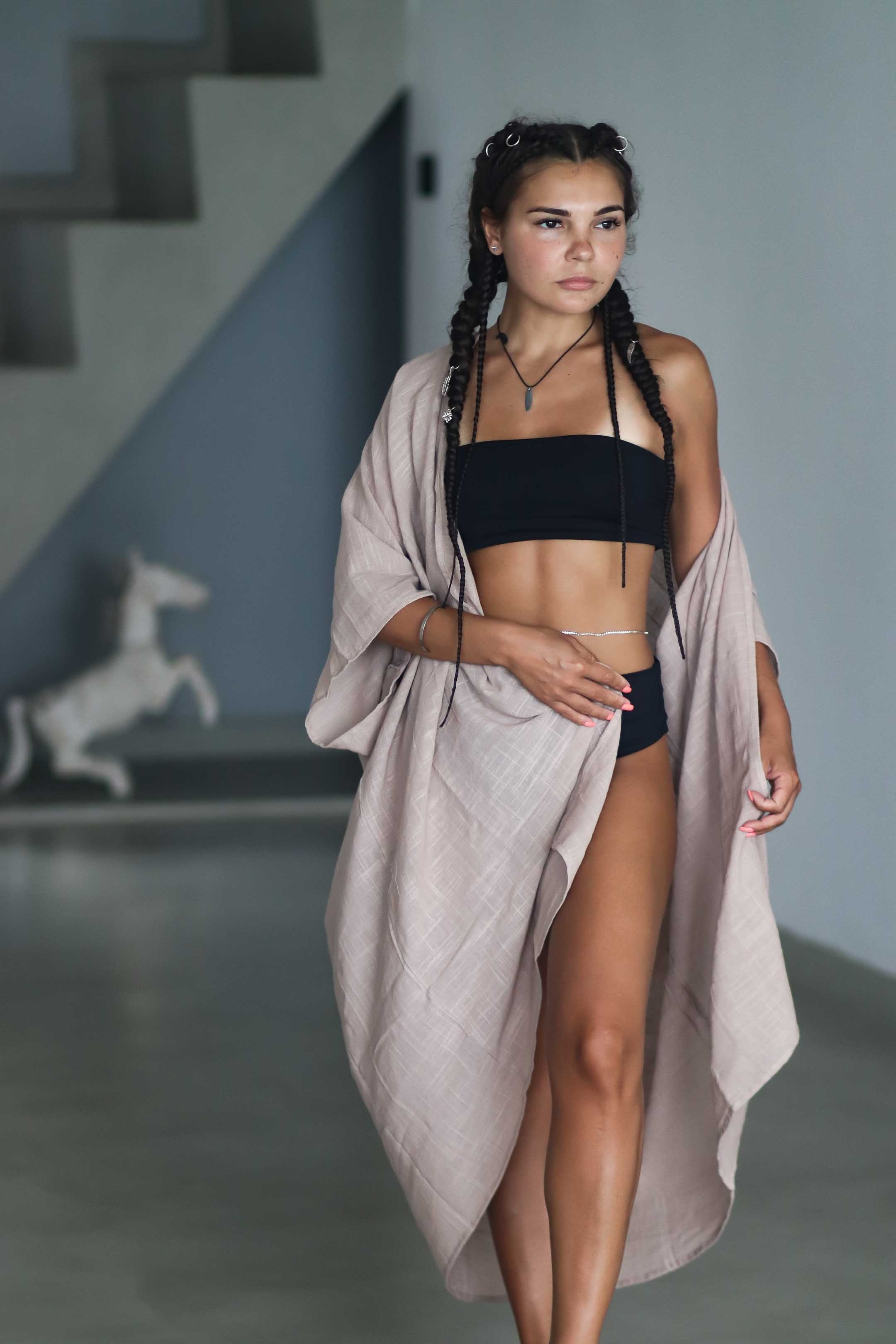 Коллекция купальников бикини. Фотограф на Шри-Ланке