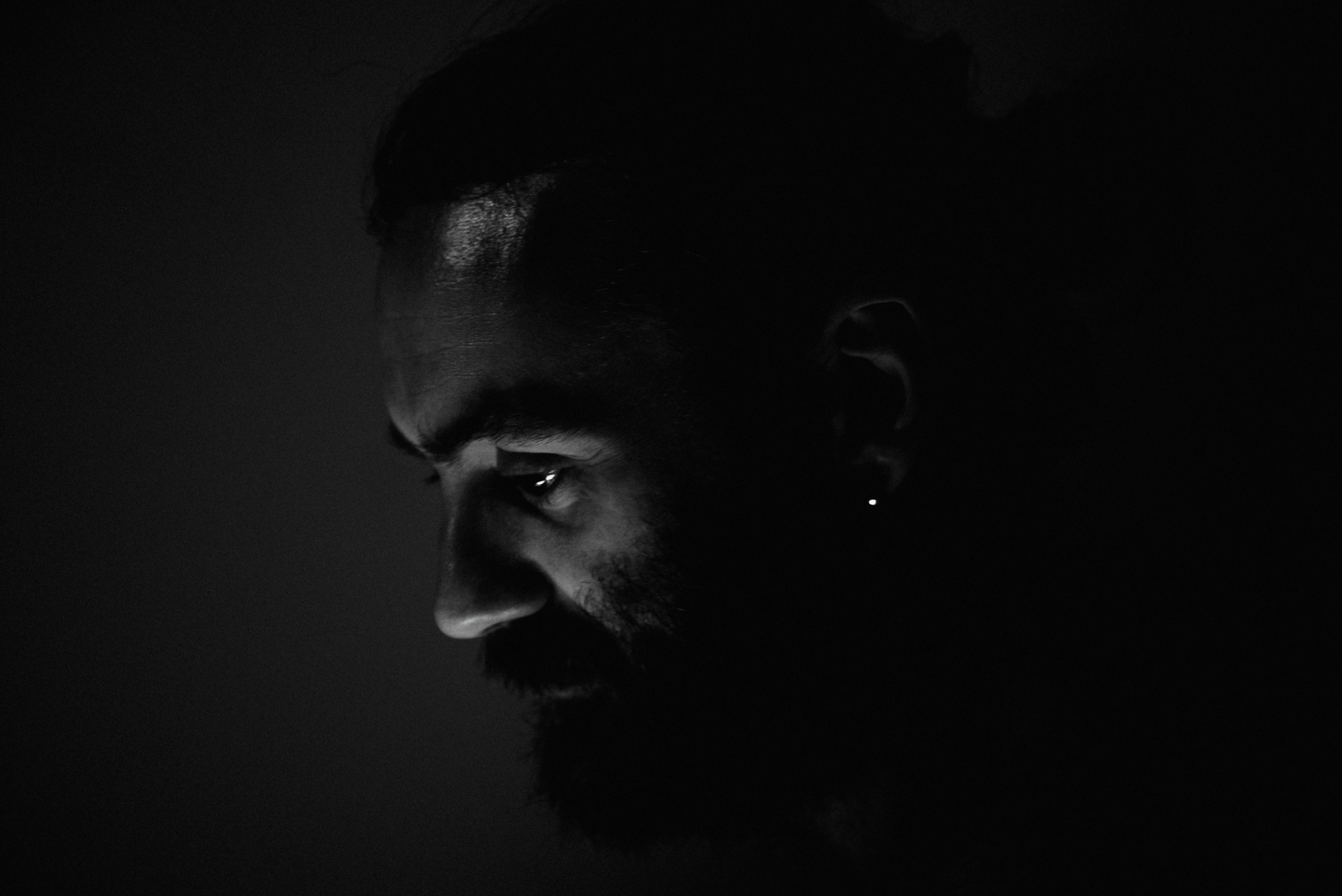 Мужской портрет в темном ключе.