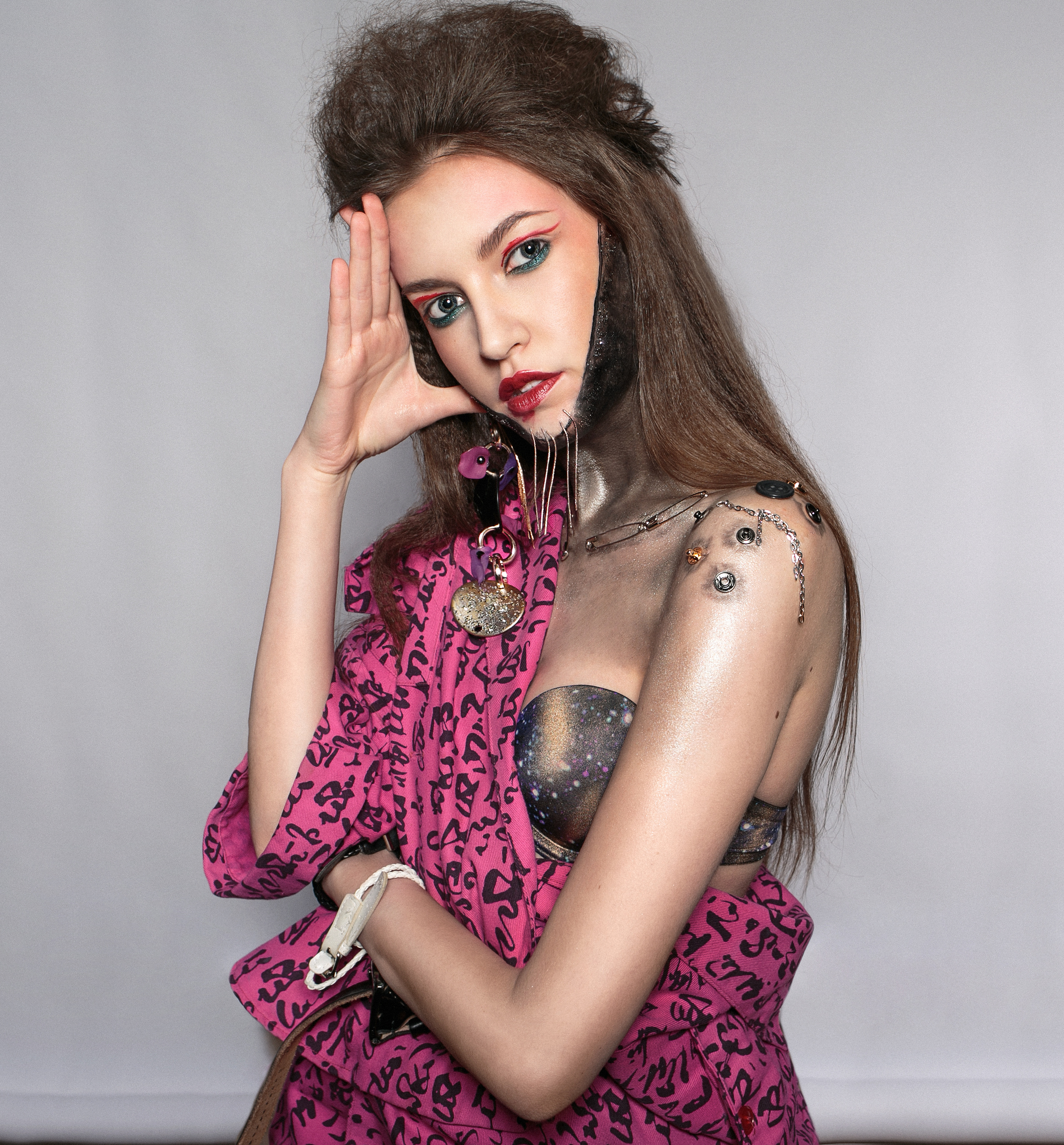  Творческая съёмка для #makeuprushgame на тему: "Показ в стиле #Vivienne Westwood". 