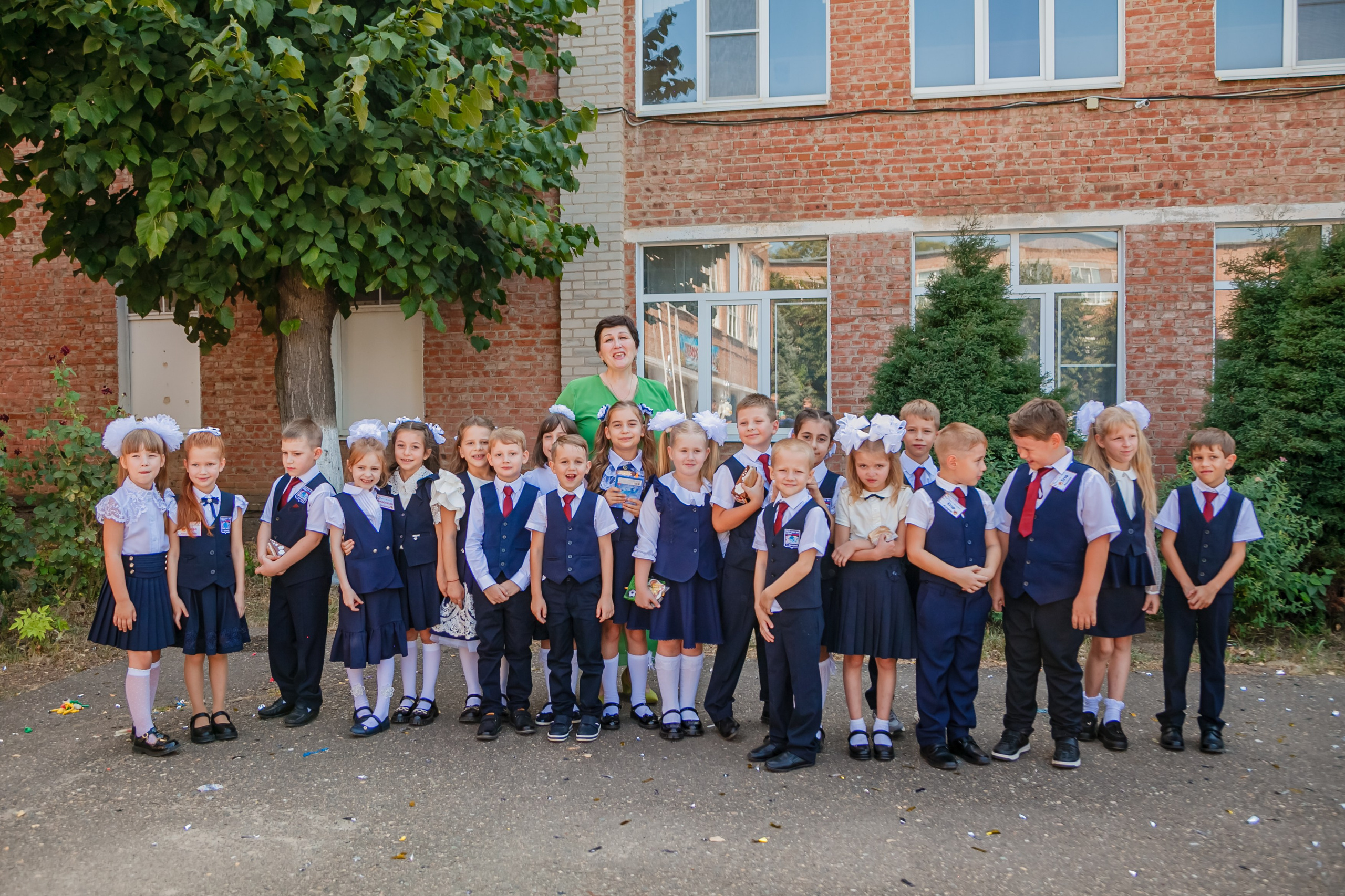 1 сентября линейка. Свадебный и семейный фотограф в Армавире