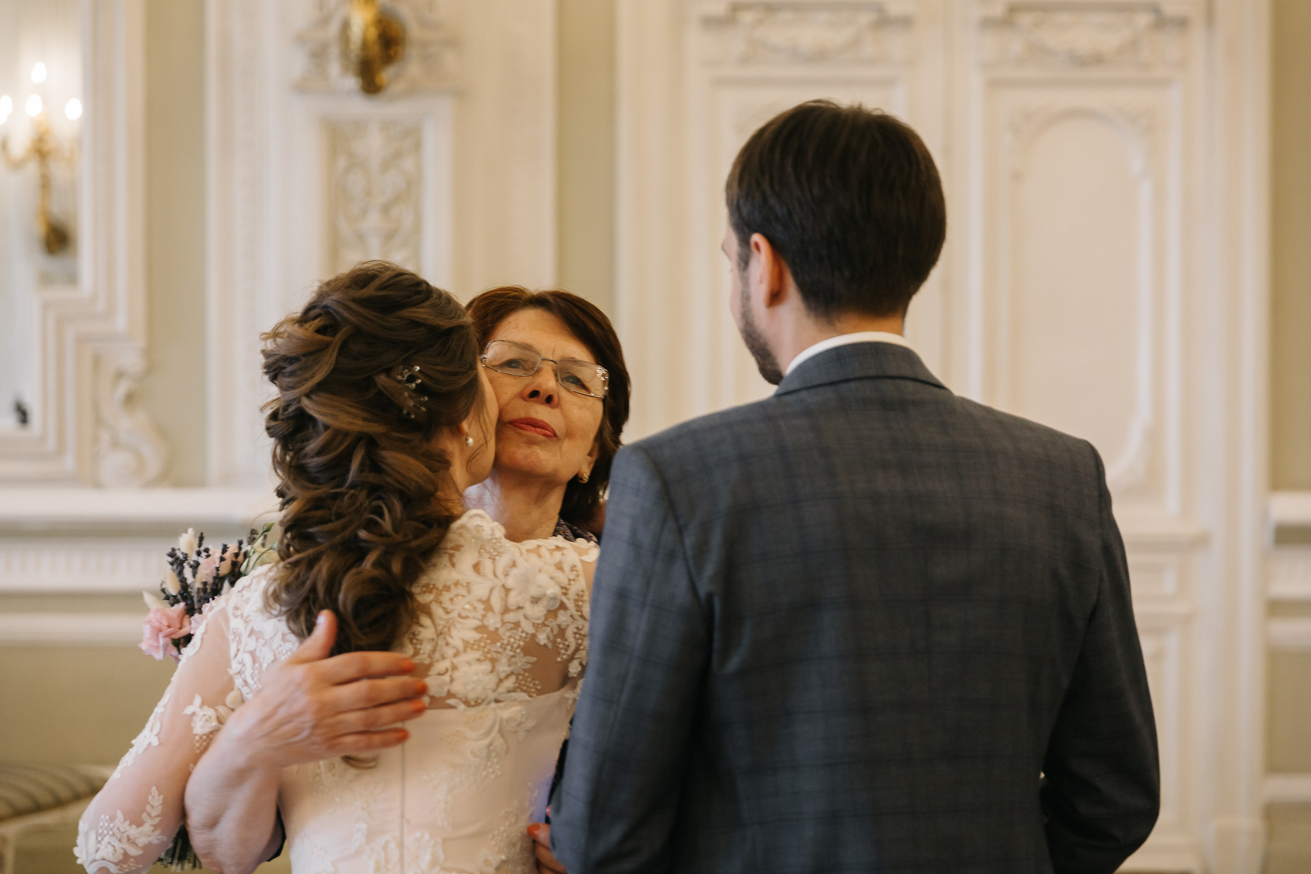 МАЙ | Дворец № 1, Атланты, Эрмитажный дворик. Свадебный фотограф в Санкт-Петербурге Полина Корзухина