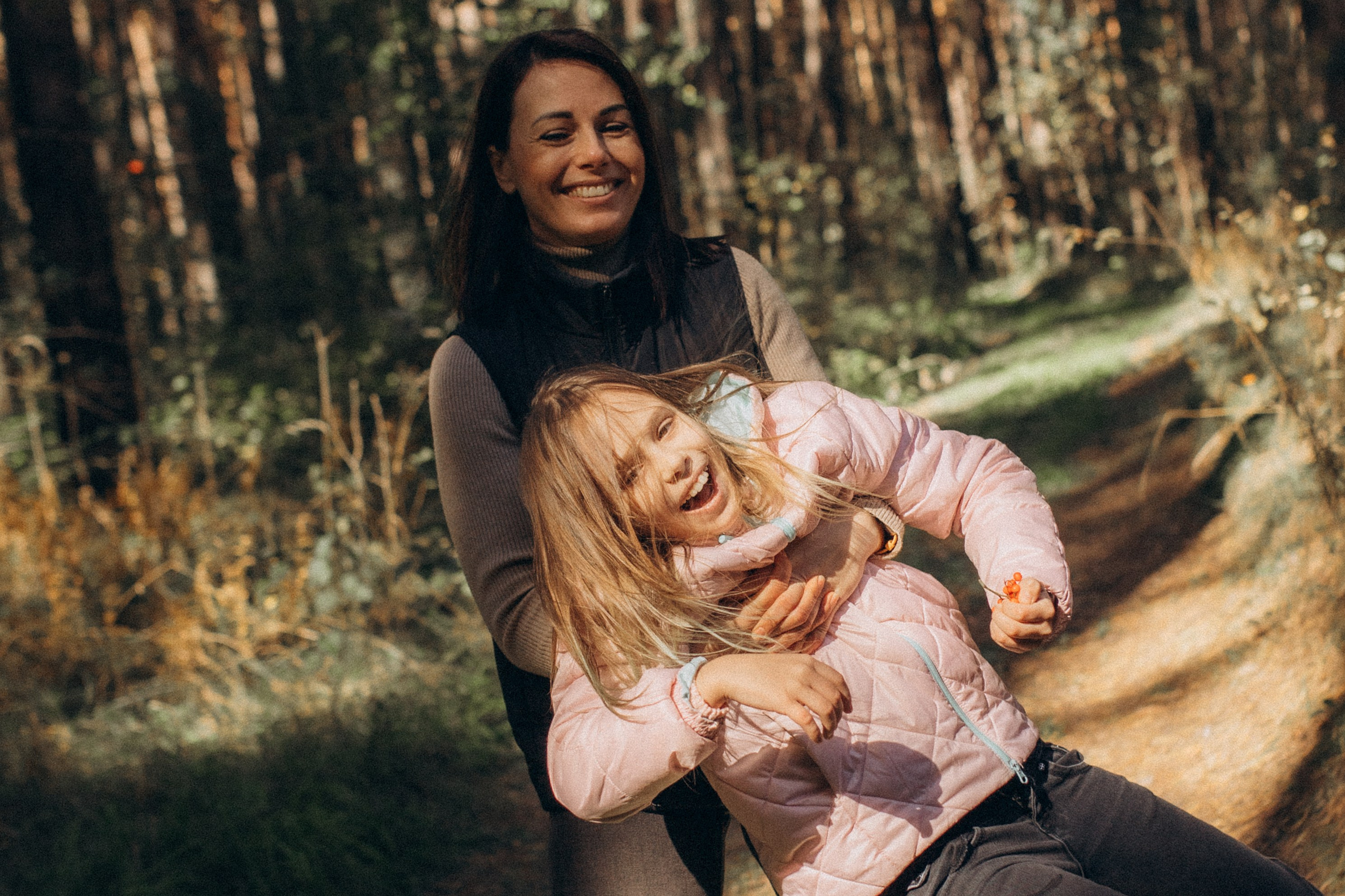 Аня с Ясей и Соней на Обском, осень. Семейный фотограф lifestyle в Новосибирске Елена Шпилевая