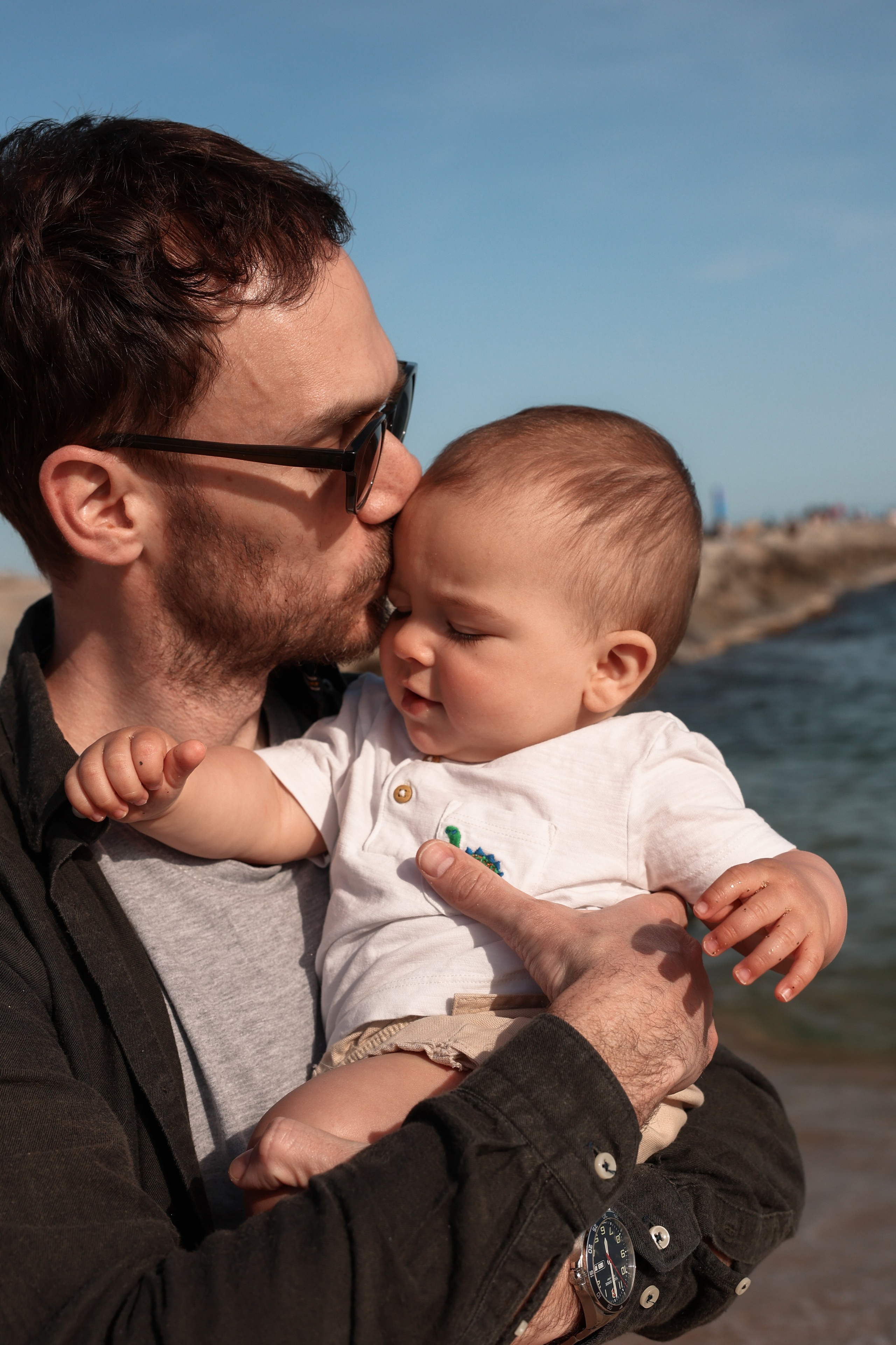 Family pizza at the sea. Natalia Zhuravleva|family, newborn, maternity photographer in Barcelona
