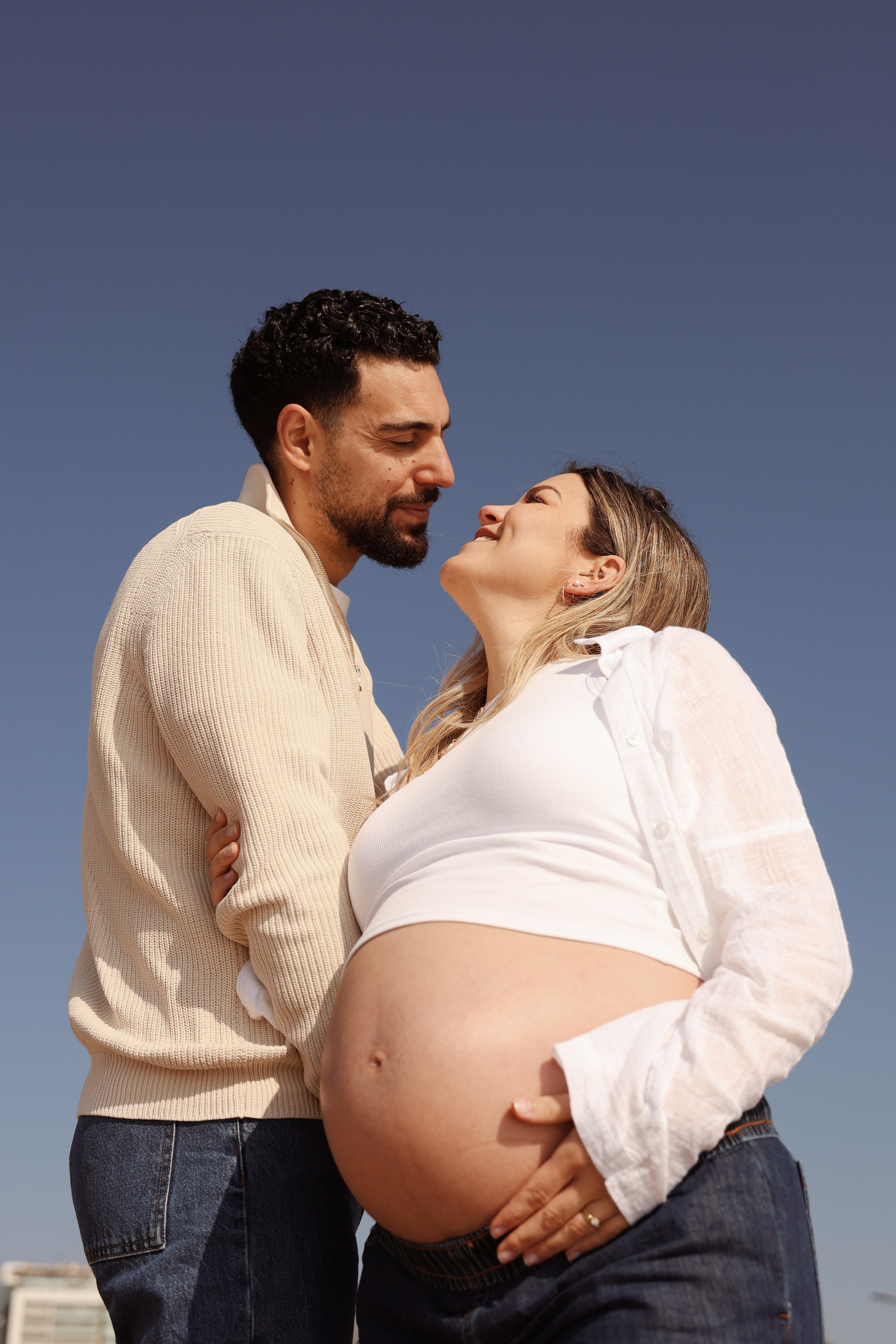 Sunny morning at the sea. Natalia Zhuravleva|family, newborn, maternity photographer in Barcelona