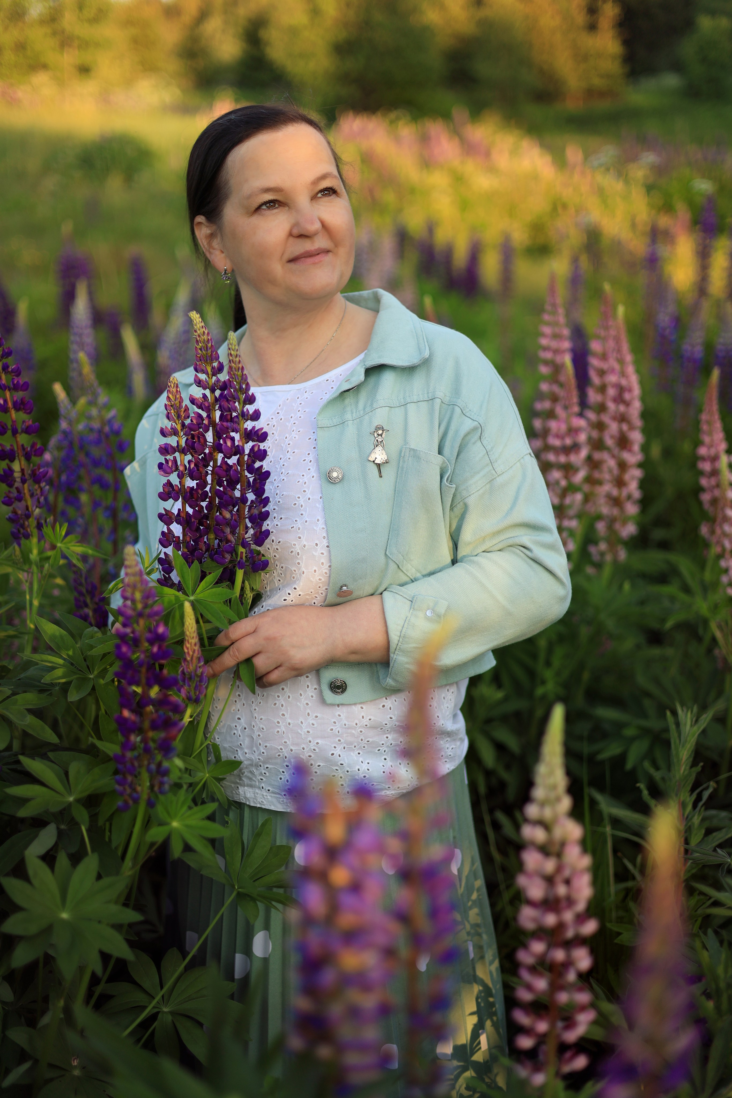 фотосессия в цветах девушка летом в цветах с букетом на закате