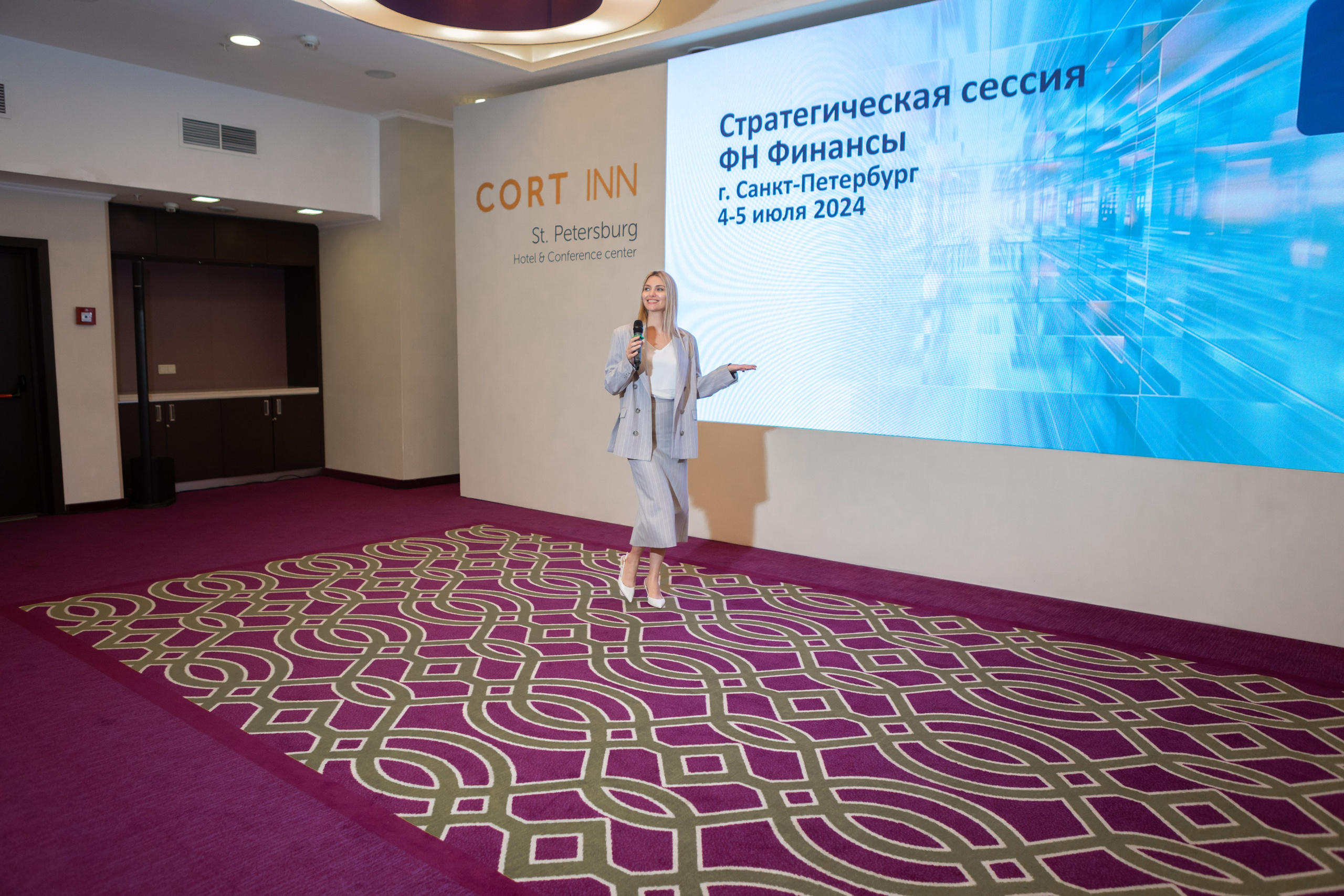 НЛМК — конференция в Петербурге. Двойняшки-фотографы Анна и Анастасия в Санкт-Петербурге