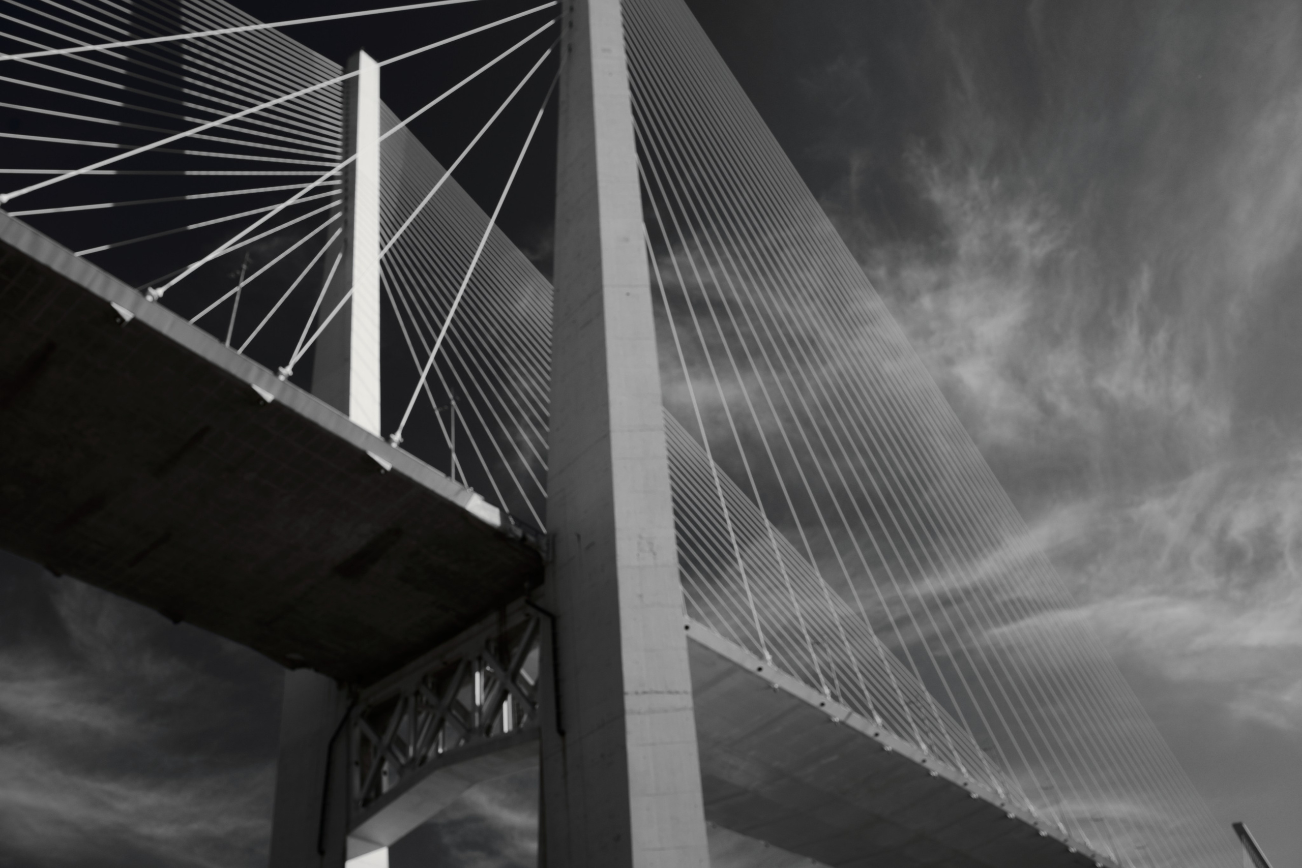 Опоры вантового моста во Владивостоке