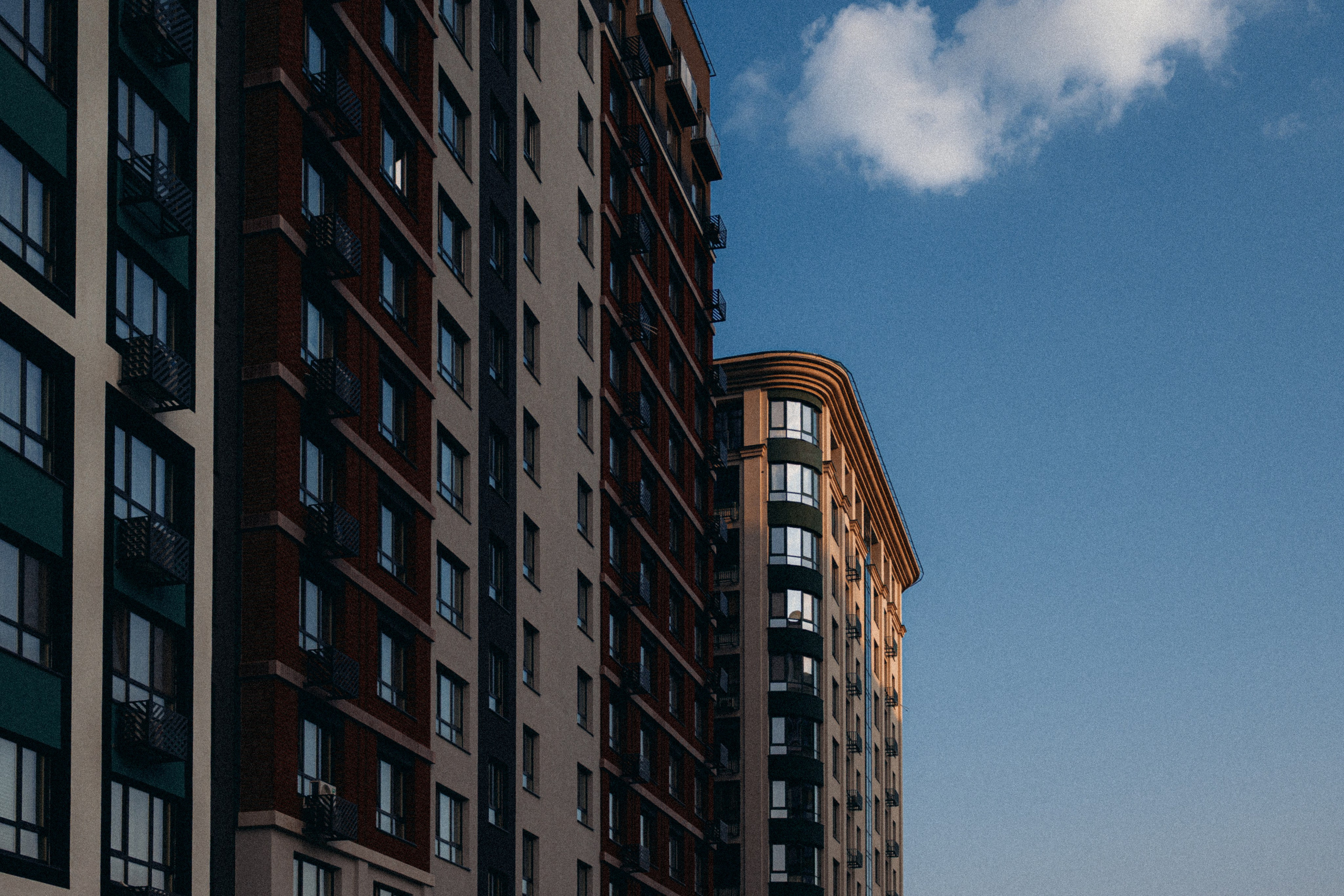 Контрасты большого города (Тюмень). Фотограф Денис Труштин | dentrushtin