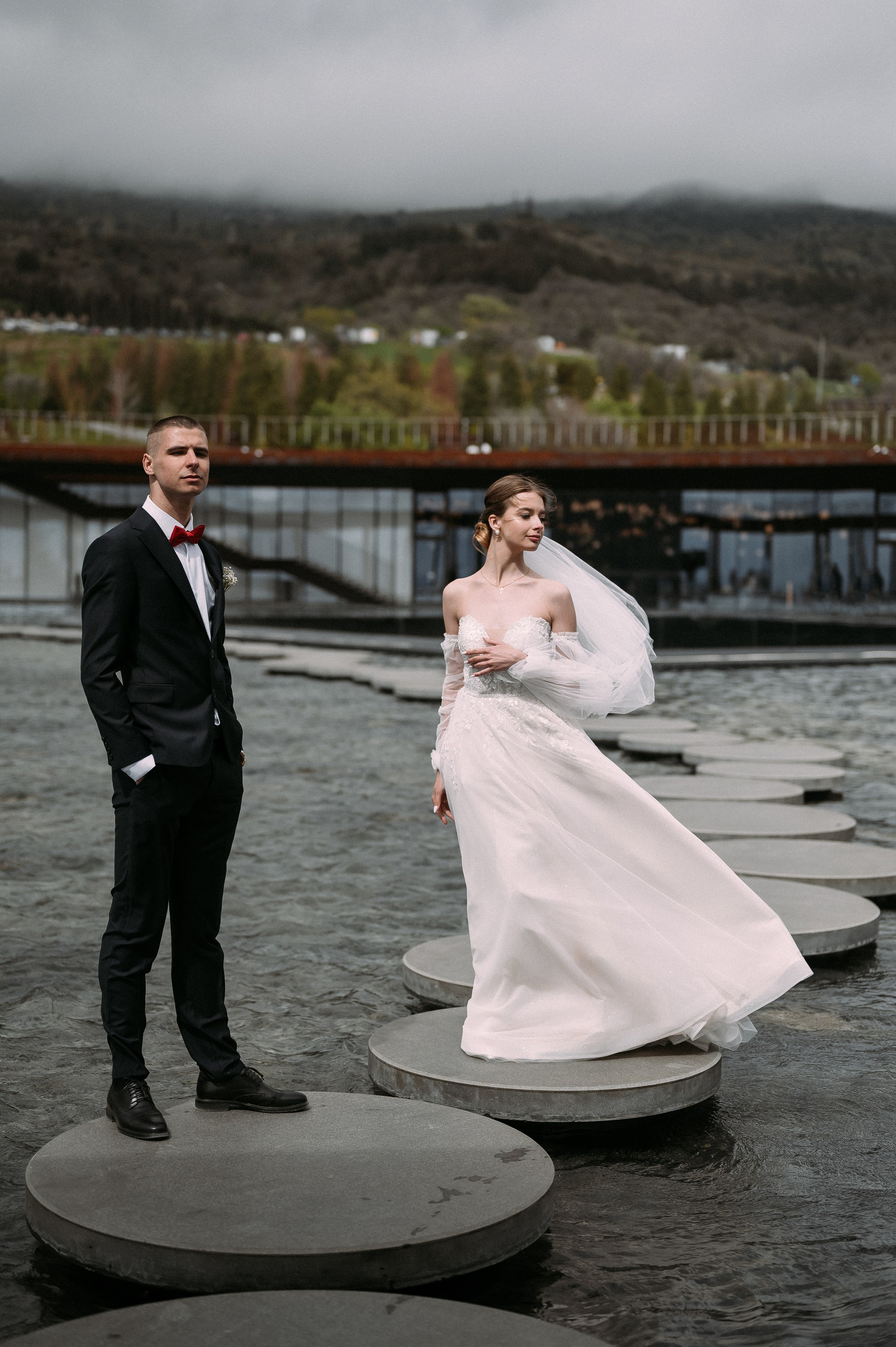 Свадебное утро и прогулка красивой яркой пары. Свадебный и семейный фотограф в Симферополе Дарья Маркова