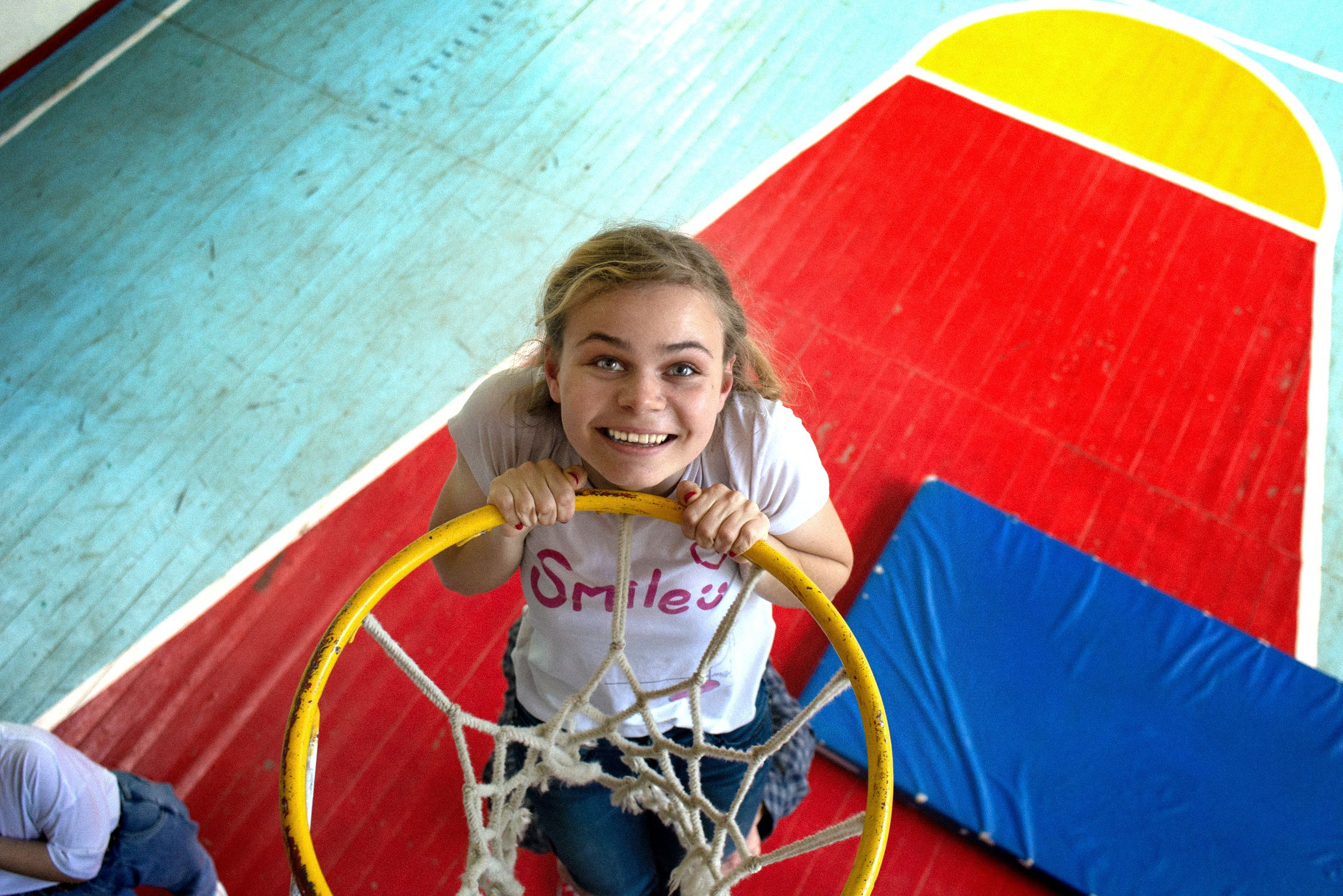 школьный фотограф в спортзале