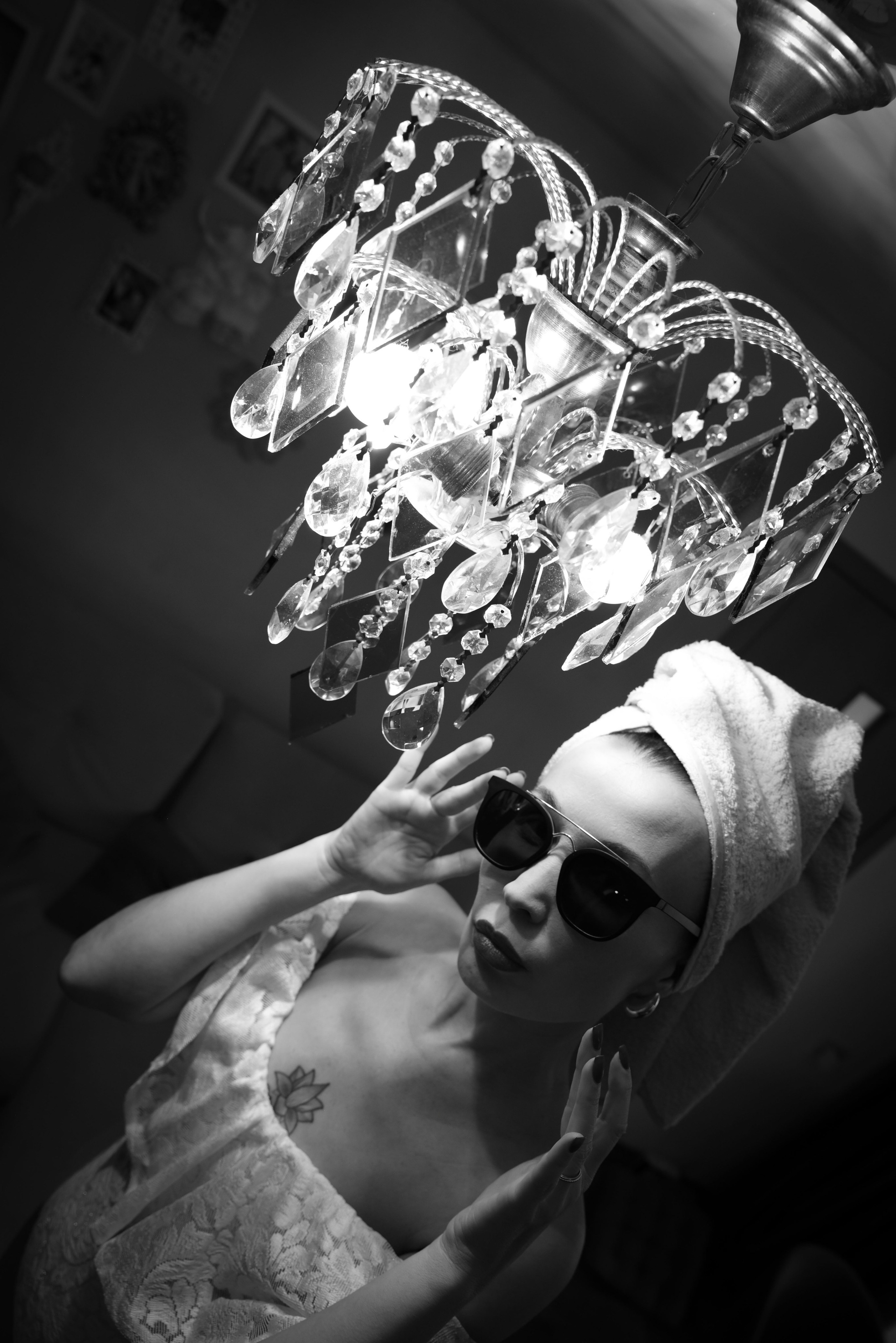 девушка у люстры в полотенце на голове